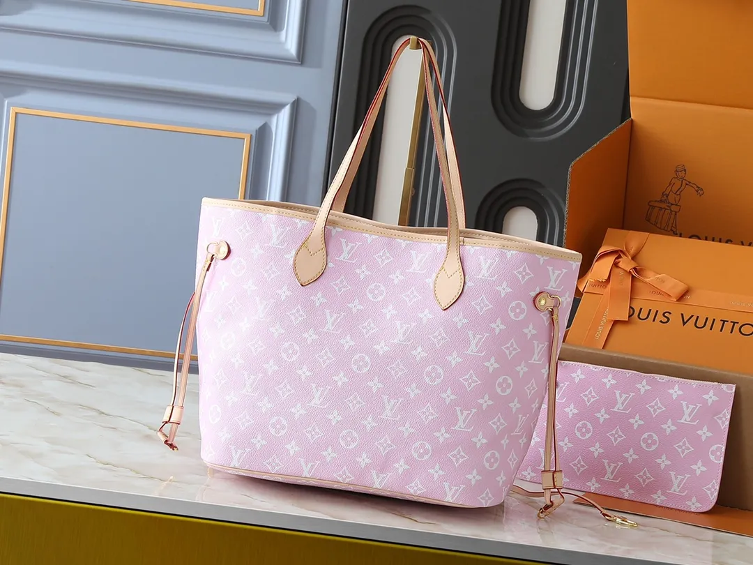 💰300💰Upgraded original M40995 The legendary Neverfull handbag can always meet your various handbag needs. It has a large capacity but is not bulky. It is stiff and soft to the touch, making it suitable for home and travel. Tighten the side ties and it instantly transforms into a stylish urban handbag. Loosen the straps and it transforms into a chic and practical handbag. The slender leather handle can be carried over the shoulder or between the arms. The model shown here is made of Damier Ebène canvas. Dimensions: 31.0 x 28.0 x 14.0 cm