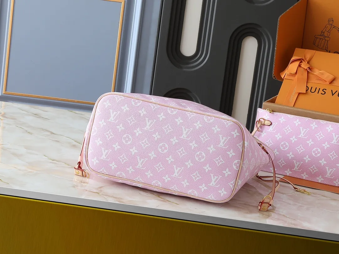 💰300💰Upgraded original M40995 The legendary Neverfull handbag can always meet your various handbag needs. It has a large capacity but is not bulky. It is stiff and soft to the touch, making it suitable for home and travel. Tighten the side ties and it instantly transforms into a stylish urban handbag. Loosen the straps and it transforms into a chic and practical handbag. The slender leather handle can be carried over the shoulder or between the arms. The model shown here is made of Damier Ebène canvas. Dimensions: 31.0 x 28.0 x 14.0 cm