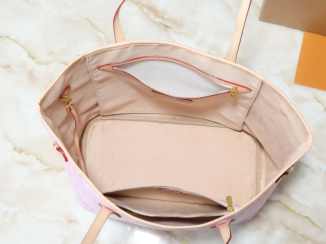 💰300💰Upgraded original M40995 The legendary Neverfull handbag can always meet your various handbag needs. It has a large capacity but is not bulky. It is stiff and soft to the touch, making it suitable for home and travel. Tighten the side ties and it instantly transforms into a stylish urban handbag. Loosen the straps and it transforms into a chic and practical handbag. The slender leather handle can be carried over the shoulder or between the arms. The model shown here is made of Damier Ebène canvas. Dimensions: 31.0 x 28.0 x 14.0 cm