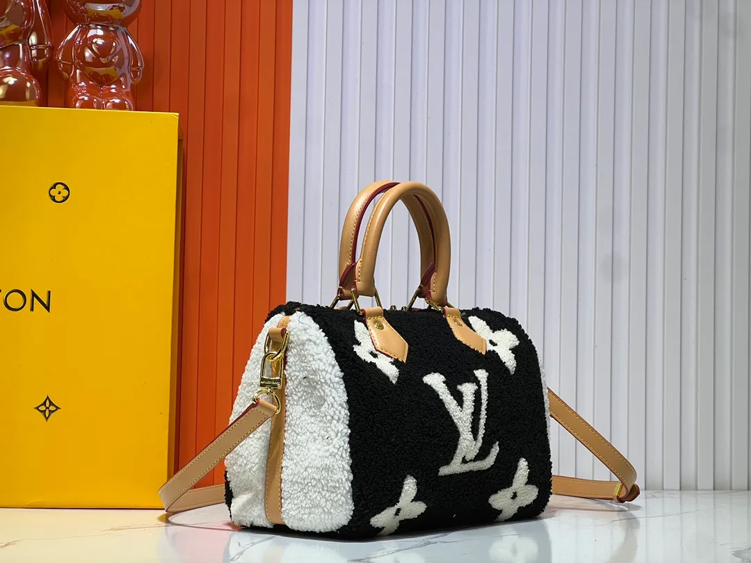 Batch 260💰Upgraded original M23468 M40390 [Speedy Bandoulière 25 handbag] Lamb velvet🔥Made of soft wool leather with grained leather trim, relying on complex intarsia technology to outline the Giant Monogram pattern, showing the trend of the winter series. Rolled leather top handles and removable and adjustable leather shoulder strap allow for a variety of carrying options. Dimensions: 25.0 x 19.0 x 15.0 cm