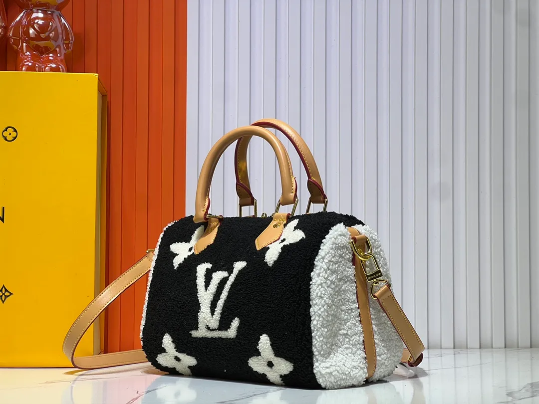 Batch 260💰Upgraded original M23468 M40390 [Speedy Bandoulière 25 handbag] Lamb velvet🔥Made of soft wool leather with grained leather trim, relying on complex intarsia technology to outline the Giant Monogram pattern, showing the trend of the winter series. Rolled leather top handles and removable and adjustable leather shoulder strap allow for a variety of carrying options. Dimensions: 25.0 x 19.0 x 15.0 cm
