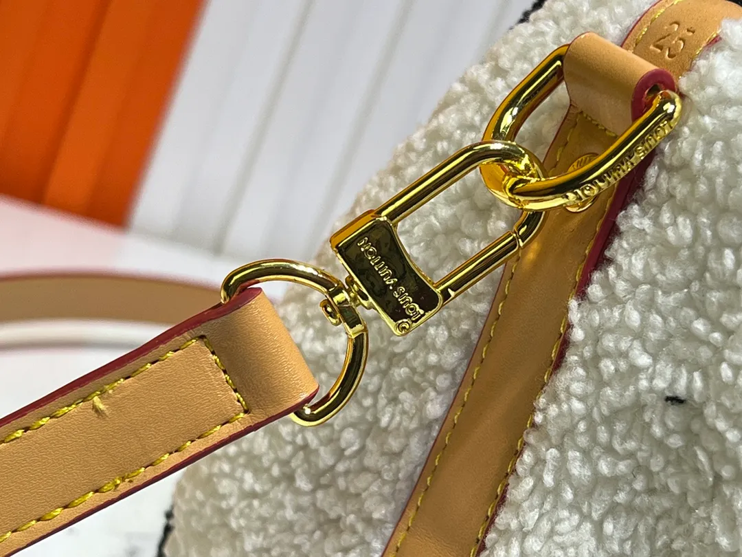 Batch 260💰Upgraded original M23468 M40390 [Speedy Bandoulière 25 handbag] Lamb velvet🔥Made of soft wool leather with grained leather trim, relying on complex intarsia technology to outline the Giant Monogram pattern, showing the trend of the winter series. Rolled leather top handles and removable and adjustable leather shoulder strap allow for a variety of carrying options. Dimensions: 25.0 x 19.0 x 15.0 cm
