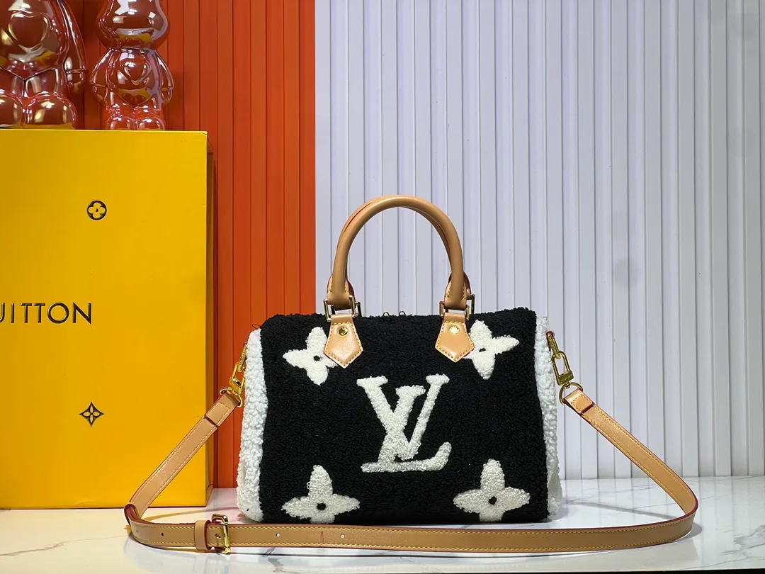 Batch 260💰Upgraded original M23468 M40390 [Speedy Bandoulière 25 handbag] Lamb velvet🔥Made of soft wool leather with grained leather trim, relying on complex intarsia technology to outline the Giant Monogram pattern, showing the trend of the winter series. Rolled leather top handles and removable and adjustable leather shoulder strap allow for a variety of carrying options. Dimensions: 25.0 x 19.0 x 15.0 cm