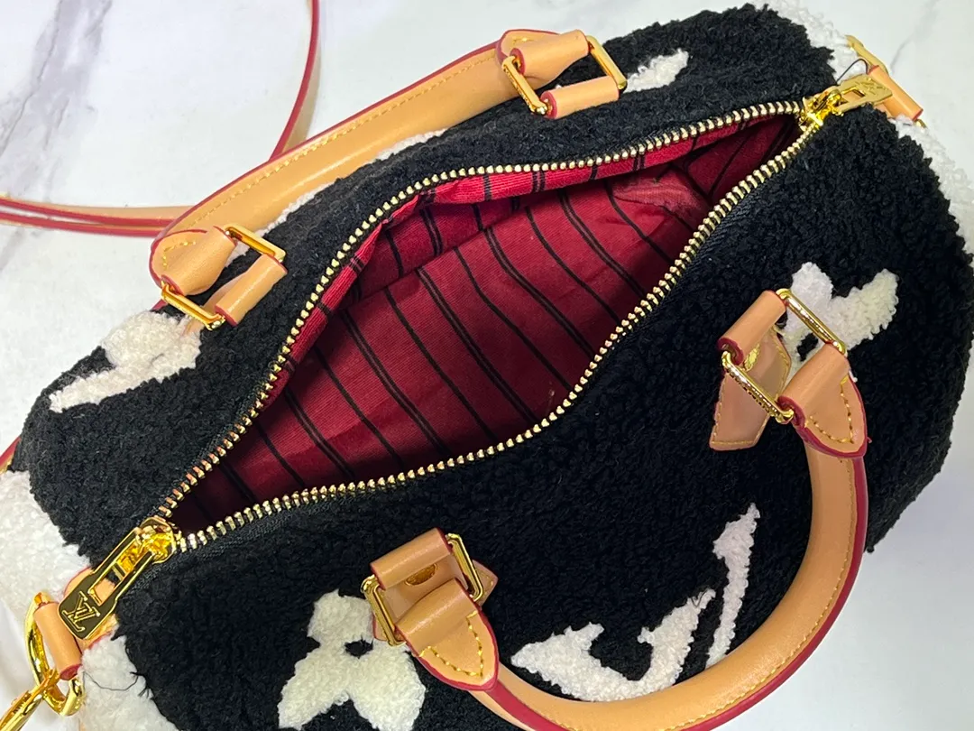 Batch 260💰Upgraded original M23468 M40390 [Speedy Bandoulière 25 handbag] Lamb velvet🔥Made of soft wool leather with grained leather trim, relying on complex intarsia technology to outline the Giant Monogram pattern, showing the trend of the winter series. Rolled leather top handles and removable and adjustable leather shoulder strap allow for a variety of carrying options. Dimensions: 25.0 x 19.0 x 15.0 cm