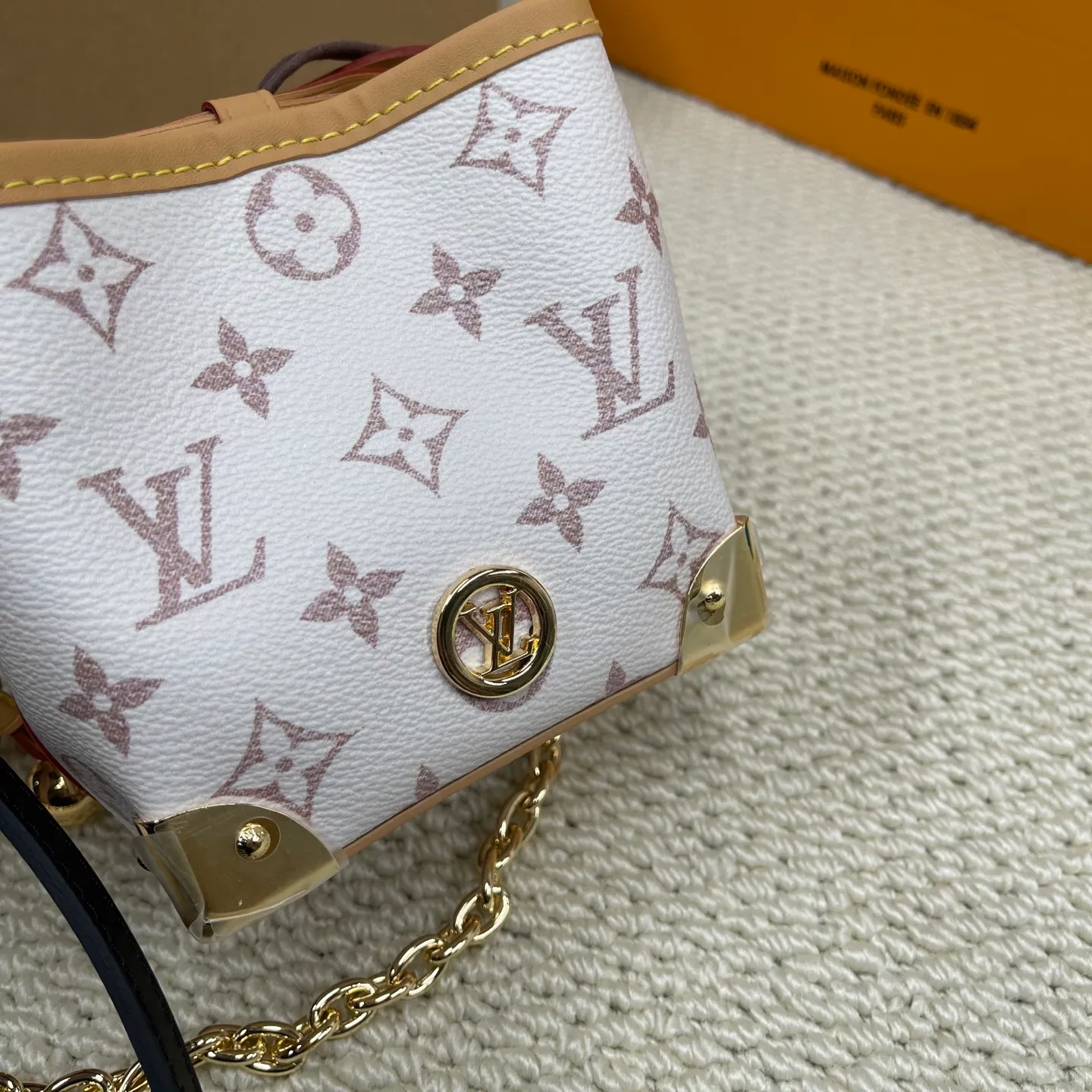 [Upgraded version] P500💰Upgraded version ·High quality·New color·Dune color noe purse💖M83227 little Shaomai is really cute! Comes with gift box packaging💗The capacity of the bag is also🉑️comes with a drawstring liner! (⚠️Can’t fit a large mobile phone) The length of the shoulder strap can be adjusted. Original flower + hot🔥Dune color·stunningly beautiful! Size 12*11