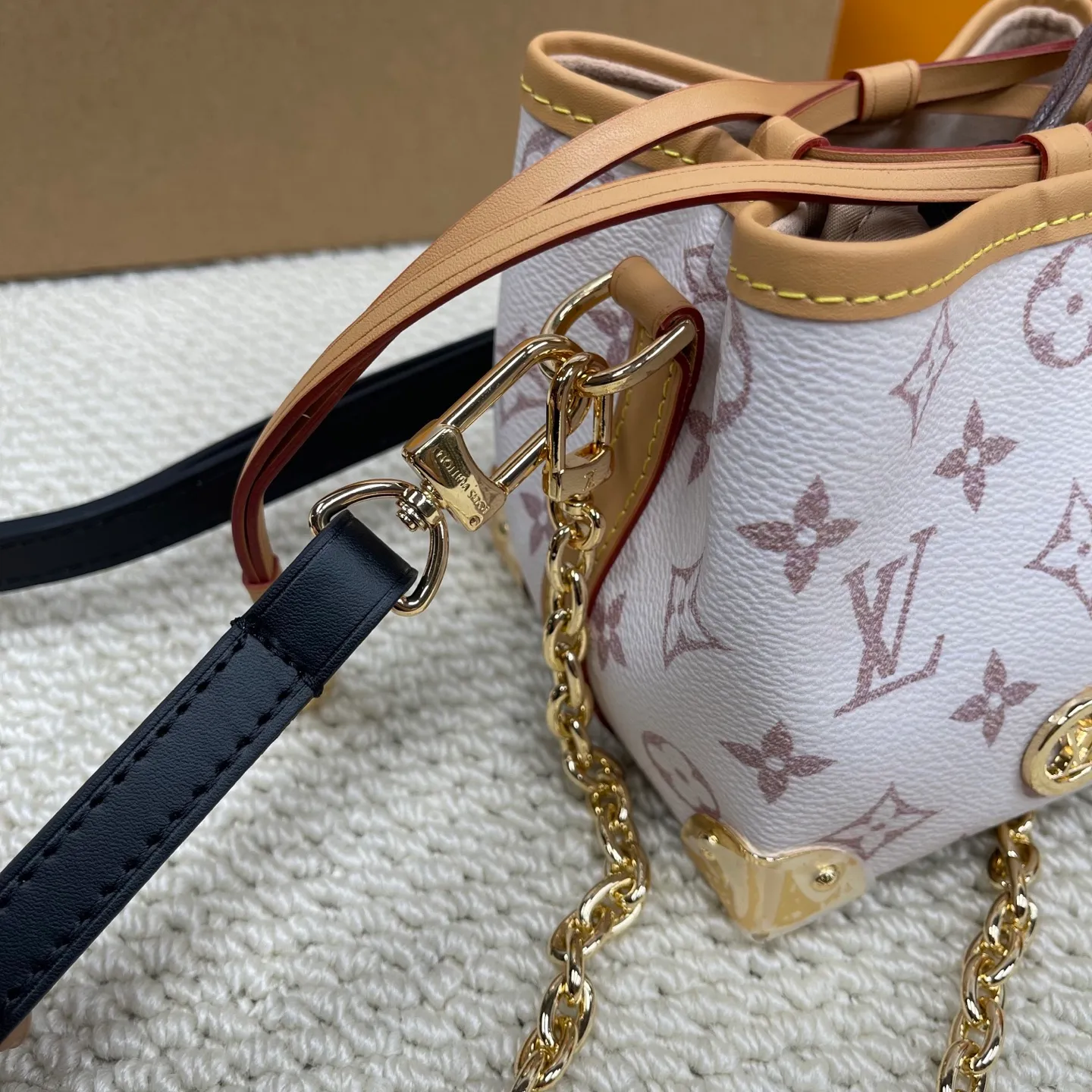 [Upgraded version] P500💰Upgraded version ·High quality·New color·Dune color noe purse💖M83227 little Shaomai is really cute! Comes with gift box packaging💗The capacity of the bag is also🉑️comes with a drawstring liner! (⚠️Can’t fit a large mobile phone) The length of the shoulder strap can be adjusted. Original flower + hot🔥Dune color·stunningly beautiful! Size 12*11