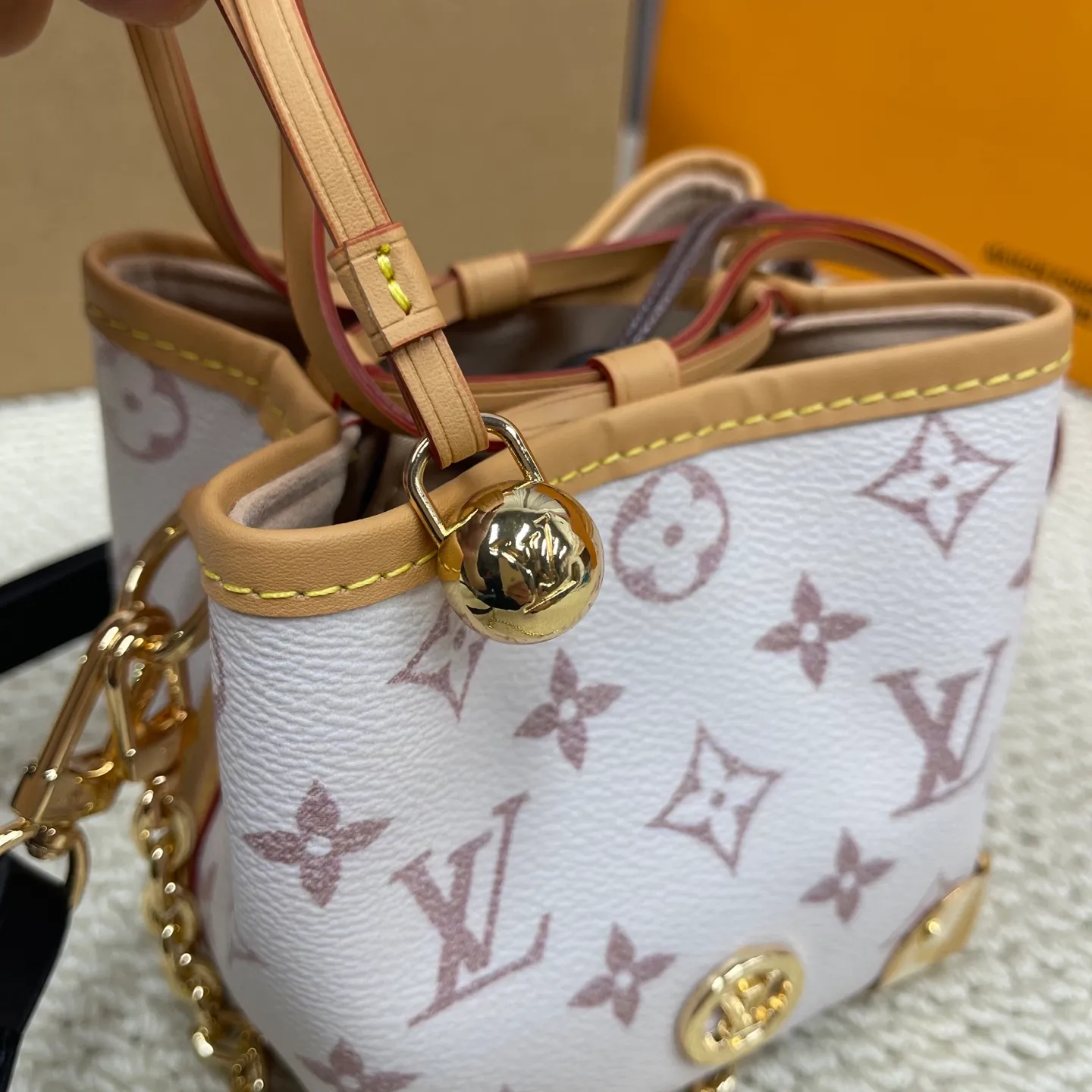 [Upgraded version] P500💰Upgraded version ·High quality·New color·Dune color noe purse💖M83227 little Shaomai is really cute! Comes with gift box packaging💗The capacity of the bag is also🉑️comes with a drawstring liner! (⚠️Can’t fit a large mobile phone) The length of the shoulder strap can be adjusted. Original flower + hot🔥Dune color·stunningly beautiful! Size 12*11