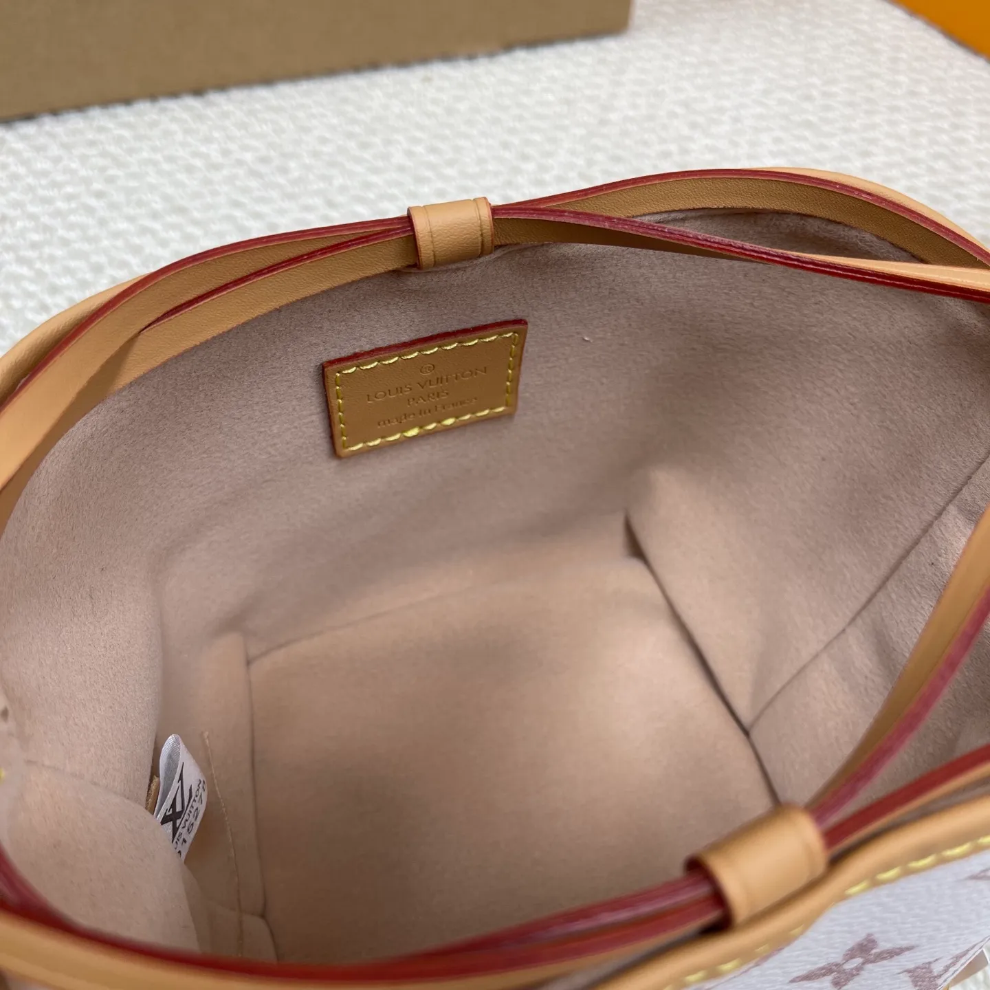 [Upgraded version] P500💰Upgraded version ·High quality·New color·Dune color noe purse💖M83227 little Shaomai is really cute! Comes with gift box packaging💗The capacity of the bag is also🉑️comes with a drawstring liner! (⚠️Can’t fit a large mobile phone) The length of the shoulder strap can be adjusted. Original flower + hot🔥Dune color·stunningly beautiful! Size 12*11