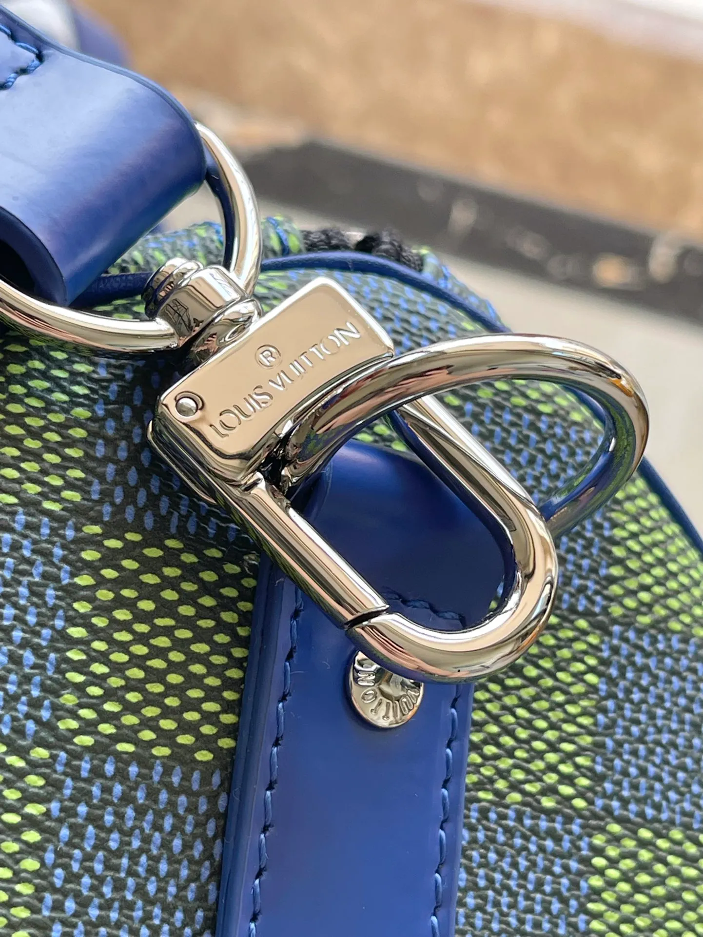 💰1260 Top Original Order N41418 Green Check This classic Keepall 45 handbag is made of Damier Graphite canvas and is hand luggage size. It has a unique rounded leather handle and an adjustable and detachable shoulder strap. The shoulder pads on the shoulder strap make it more comfortable to carry. Dimensions: 45.0 x 27.0 x 20.0 cm