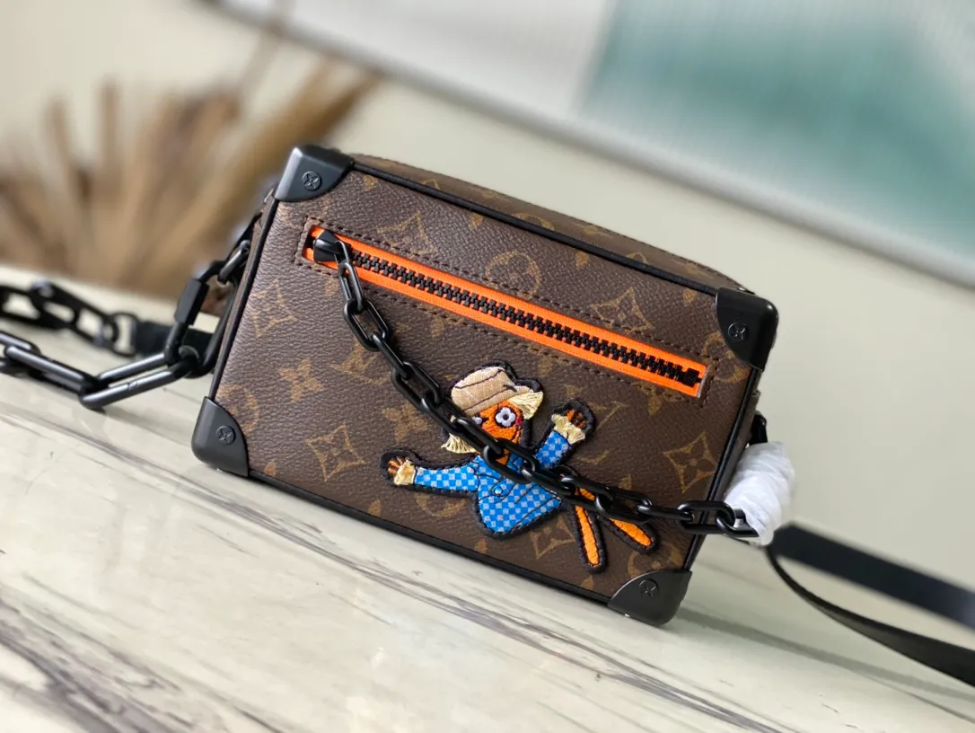 💰940 Top Original M80159 Embroidery This Mini Soft Trunk chain bag is made of Monogram canvas and matte leather trim, and uses an embroidered patch to present the "Zoooom with Friends" animated image created by Virgil Abloh for the 2021 spring and summer fashion show. Top and front pocket zippers add lively pops of color. Dimensions: 18.5 × 13 × 8 cm