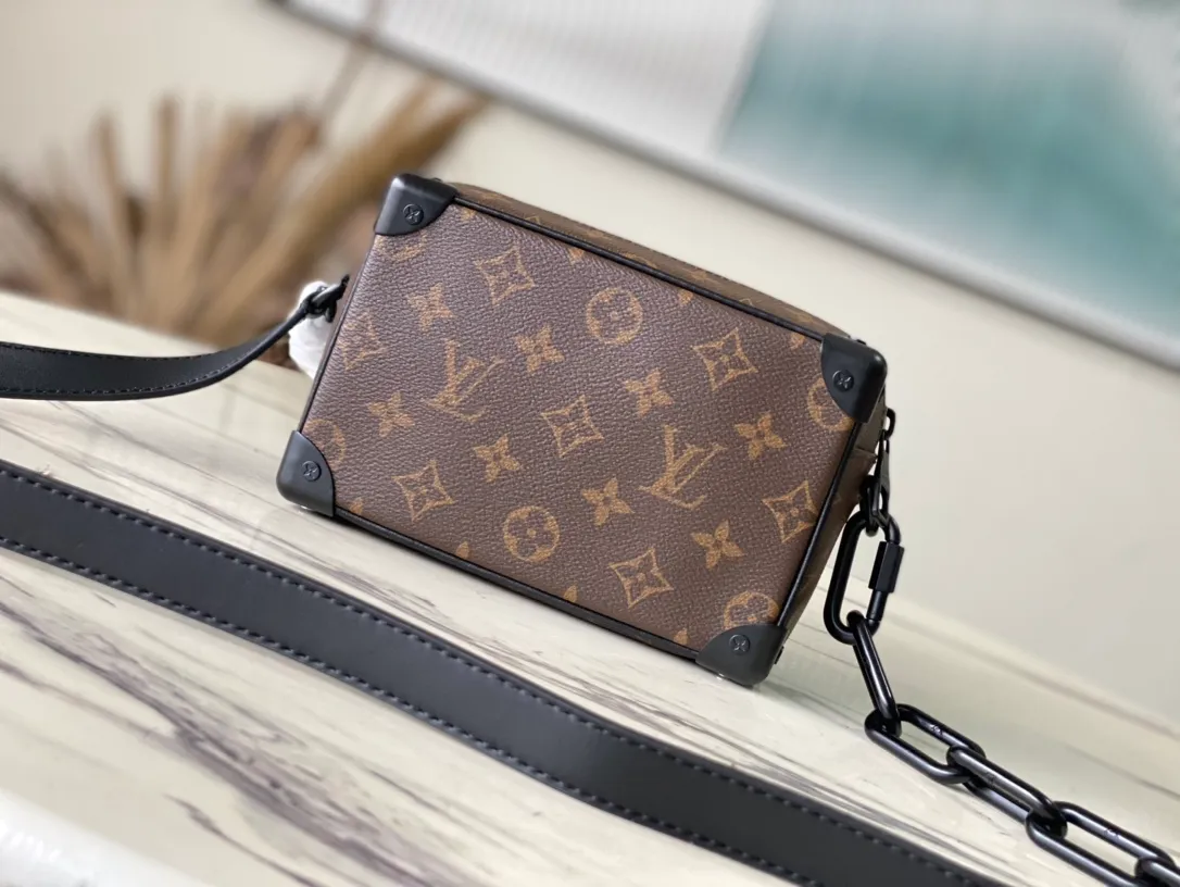 💰940 Top Original M80159 Embroidery This Mini Soft Trunk chain bag is made of Monogram canvas and matte leather trim, and uses an embroidered patch to present the "Zoooom with Friends" animated image created by Virgil Abloh for the 2021 spring and summer fashion show. Top and front pocket zippers add lively pops of color. Dimensions: 18.5 × 13 × 8 cm