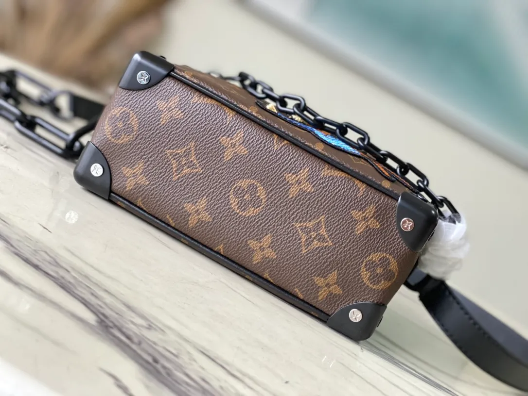 💰940 Top Original M80159 Embroidery This Mini Soft Trunk chain bag is made of Monogram canvas and matte leather trim, and uses an embroidered patch to present the "Zoooom with Friends" animated image created by Virgil Abloh for the 2021 spring and summer fashion show. Top and front pocket zippers add lively pops of color. Dimensions: 18.5 × 13 × 8 cm