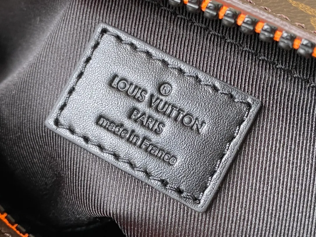 💰940 Top Original M80159 Embroidery This Mini Soft Trunk chain bag is made of Monogram canvas and matte leather trim, and uses an embroidered patch to present the "Zoooom with Friends" animated image created by Virgil Abloh for the 2021 spring and summer fashion show. Top and front pocket zippers add lively pops of color. Dimensions: 18.5 × 13 × 8 cm