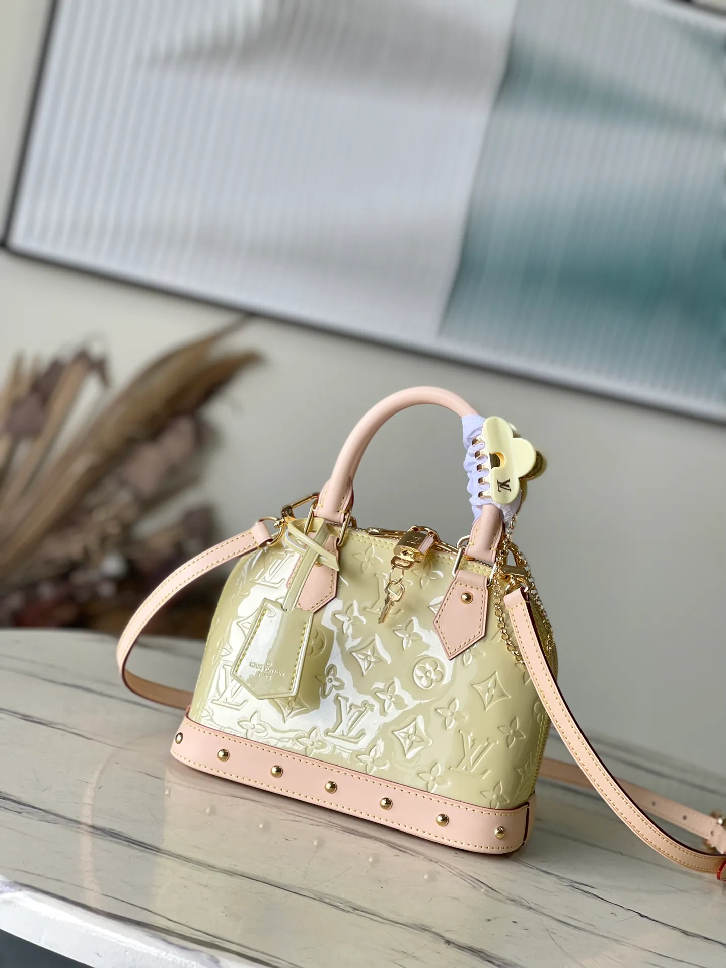 💰1700 (top-grain leather) Top original order M24063 Yellow This Alma BB handbag is made of glossy Monogram Vernis leather to create a unique Art Deco style structure, with cow leather handles and lower edges. Metal rivets embellish the handle fixing position and bottom trim, and the bright hair clip adds a trendy touch. Dimensions: 23.5 x 17.5 x 11.5 cm (length x height x width)