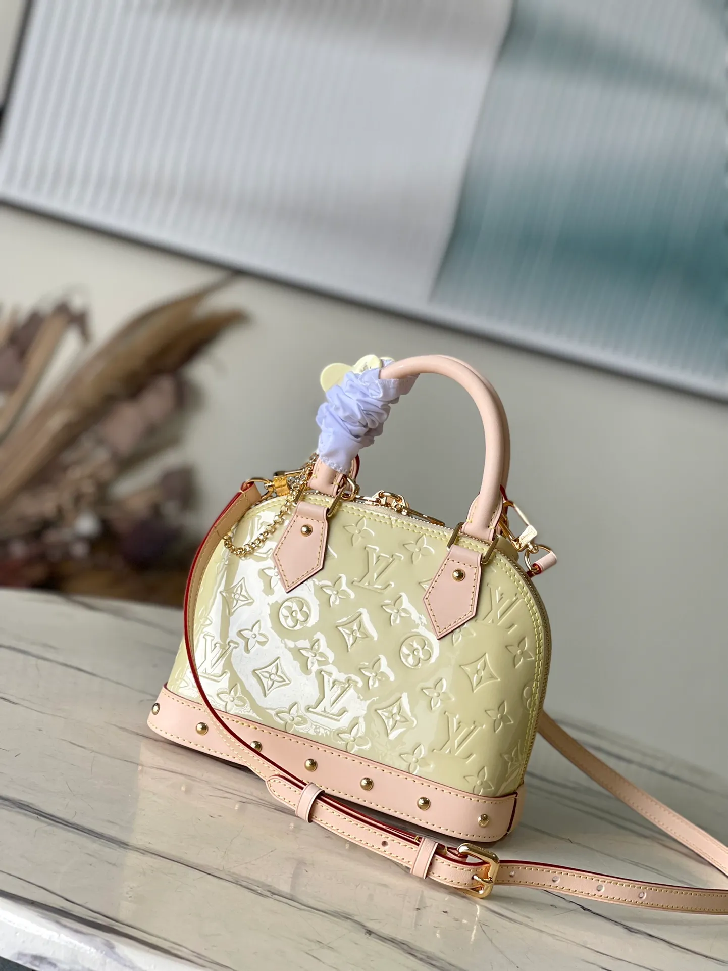 💰1700 (top-grain leather) Top original order M24063 Yellow This Alma BB handbag is made of glossy Monogram Vernis leather to create a unique Art Deco style structure, with cow leather handles and lower edges. Metal rivets embellish the handle fixing position and bottom trim, and the bright hair clip adds a trendy touch. Dimensions: 23.5 x 17.5 x 11.5 cm (length x height x width)