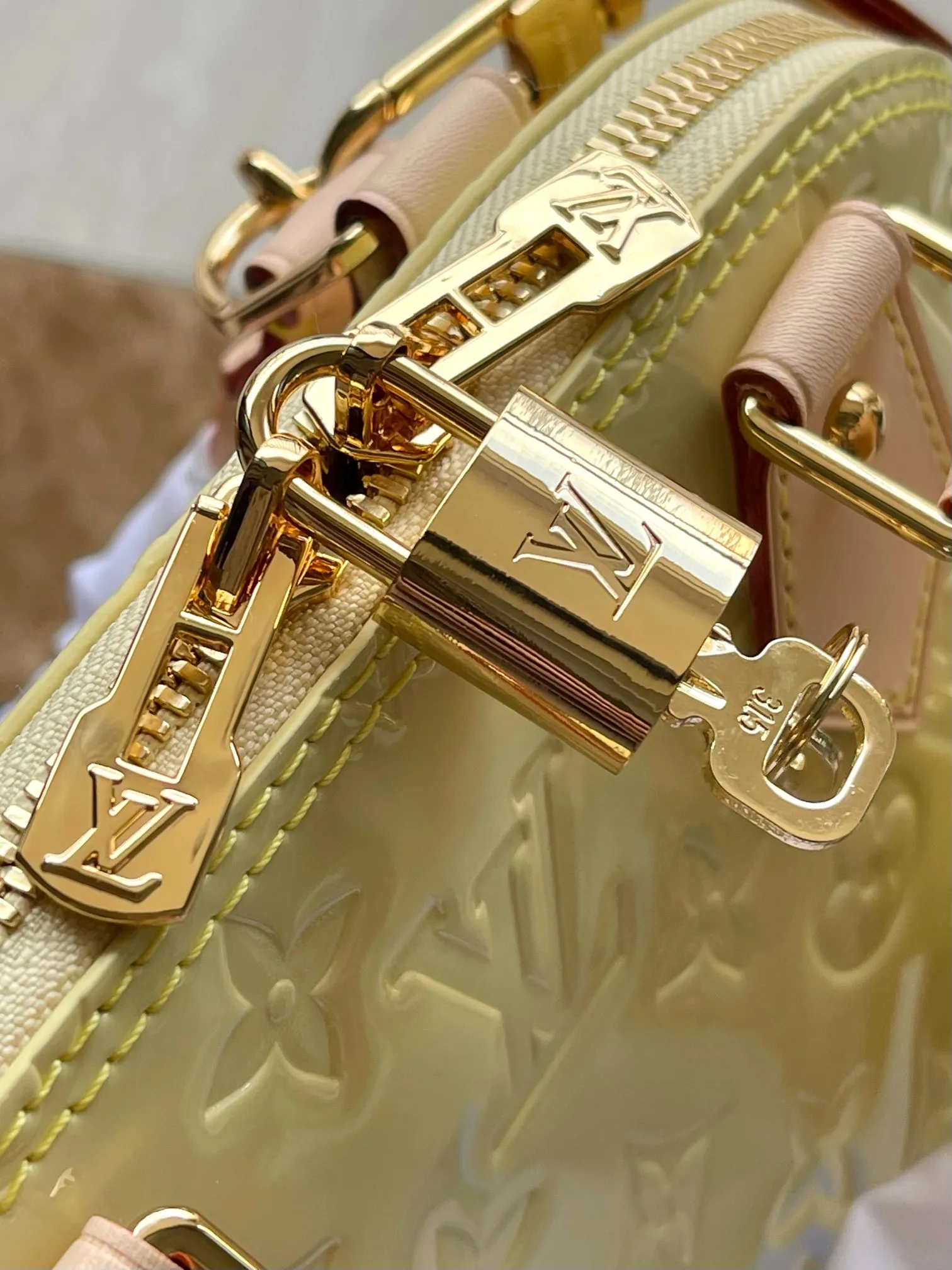 💰1700 (top-grain leather) Top original order M24063 Yellow This Alma BB handbag is made of glossy Monogram Vernis leather to create a unique Art Deco style structure, with cow leather handles and lower edges. Metal rivets embellish the handle fixing position and bottom trim, and the bright hair clip adds a trendy touch. Dimensions: 23.5 x 17.5 x 11.5 cm (length x height x width)