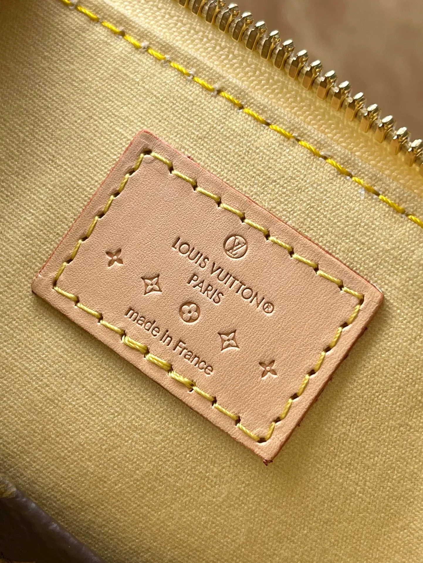 💰1700 (top-grain leather) Top original order M24063 Yellow This Alma BB handbag is made of glossy Monogram Vernis leather to create a unique Art Deco style structure, with cow leather handles and lower edges. Metal rivets embellish the handle fixing position and bottom trim, and the bright hair clip adds a trendy touch. Dimensions: 23.5 x 17.5 x 11.5 cm (length x height x width)