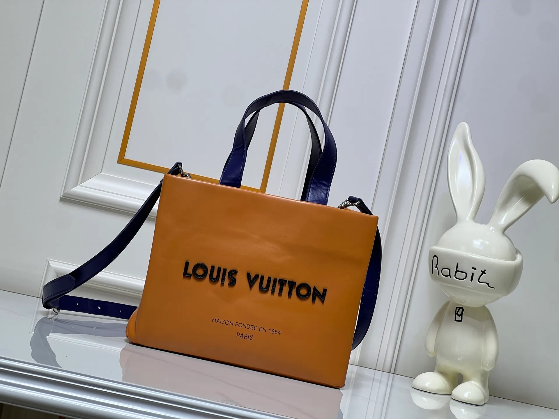 Batch 260💰M13940 presbyopic orange PHARREL and NIGO collection’s joint series top original order This Shopper medium handbag draws inspiration from Louis Vuitton shopping bags, with the words Louis Vuitton and Maison Fondée En 1854 written on soft cow leather, with a top handle and a detachable shoulder strap. 25x19x11 • Cow leather • Cow leather trim • Textile lining • Metal hardware • Musketon closure • Main compartment • Zip pocket • Double patch pockets • Handles: Double handle