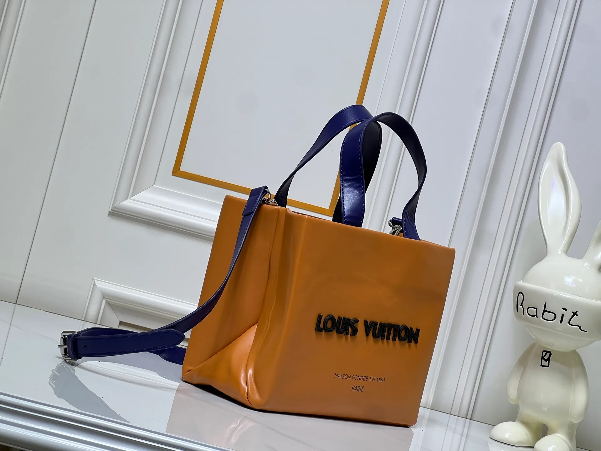 Batch 260💰M13940 presbyopic orange PHARREL and NIGO collection’s joint series top original order This Shopper medium handbag draws inspiration from Louis Vuitton shopping bags, with the words Louis Vuitton and Maison Fondée En 1854 written on soft cow leather, with a top handle and a detachable shoulder strap. 25x19x11 • Cow leather • Cow leather trim • Textile lining • Metal hardware • Musketon closure • Main compartment • Zip pocket • Double patch pockets • Handles: Double handle