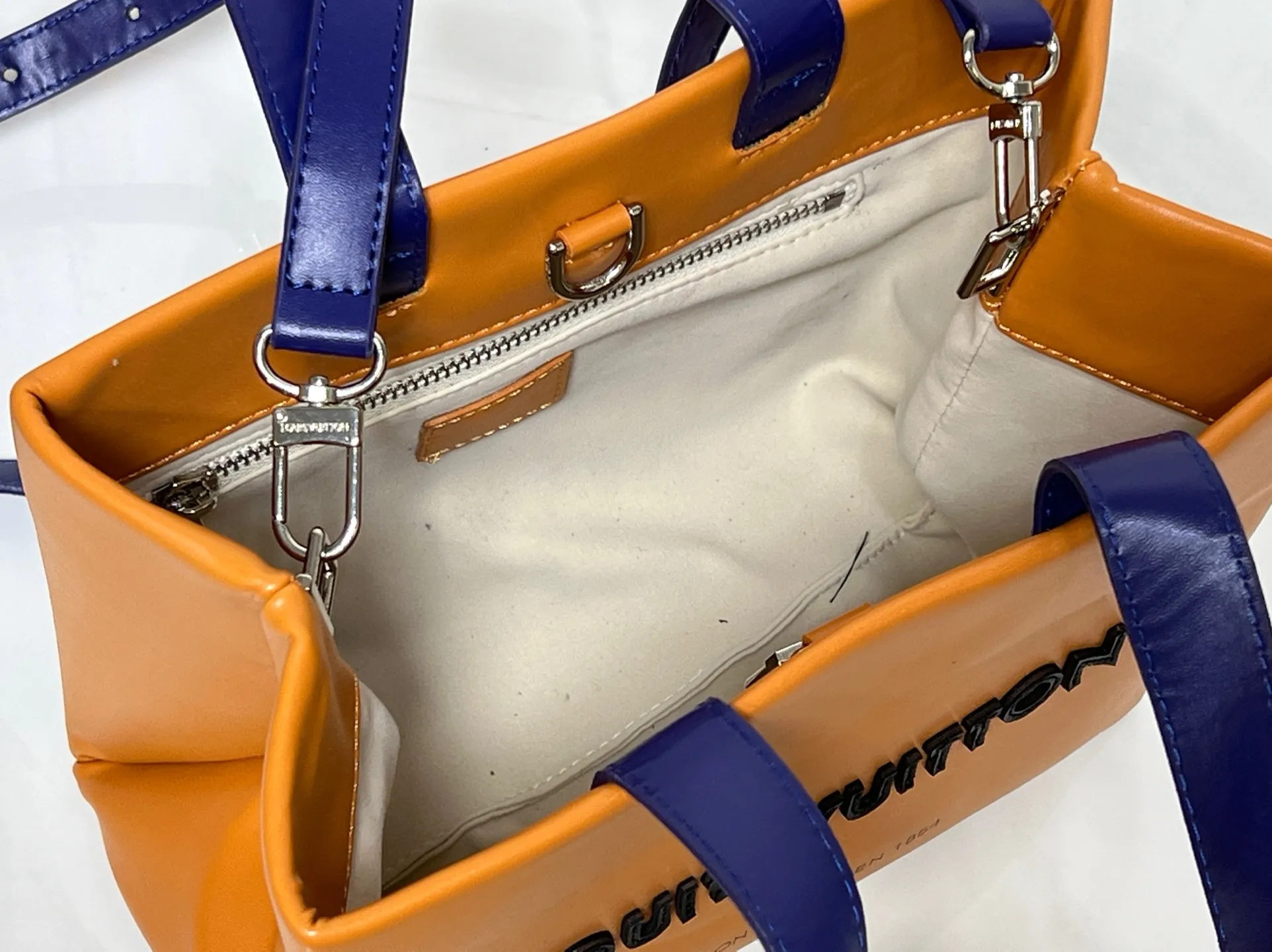 Batch 260💰M13940 presbyopic orange PHARREL and NIGO collection’s joint series top original order This Shopper medium handbag draws inspiration from Louis Vuitton shopping bags, with the words Louis Vuitton and Maison Fondée En 1854 written on soft cow leather, with a top handle and a detachable shoulder strap. 25x19x11 • Cow leather • Cow leather trim • Textile lining • Metal hardware • Musketon closure • Main compartment • Zip pocket • Double patch pockets • Handles: Double handle