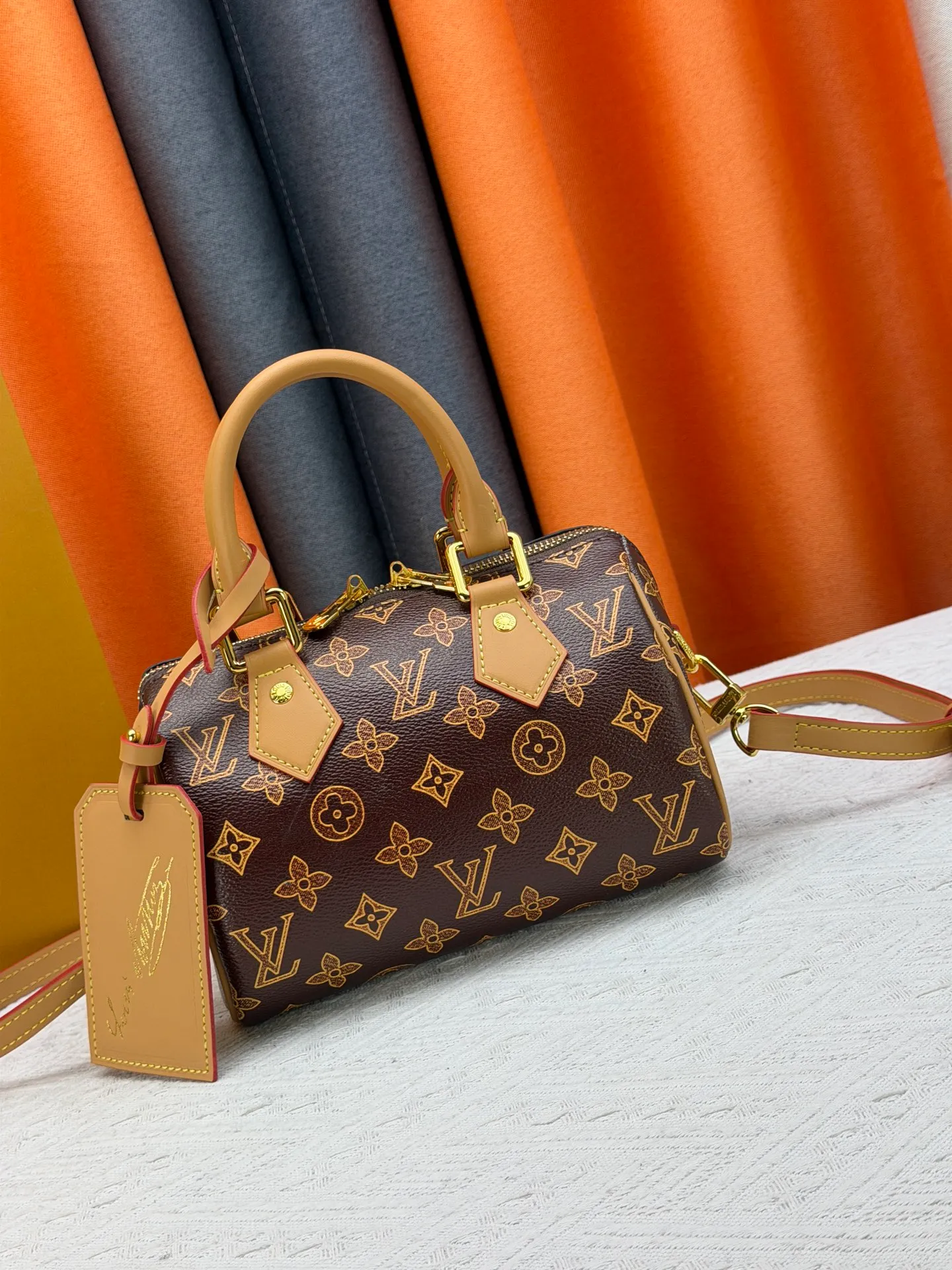 P240 M27951 M27530 Upgraded original version [Exclusive background shot] This Speedy Bandoulière 20 handbag condenses the brand's traditional Speedy travel bag design and is made of Monogram leather with fabric lining and cow leather trim. The wide, removable and adjustable fabric shoulder strap features Louis Vuitton's signature texture, and the rolled leather handles add to the carrying options. 20.5 x 13.5 x 12.0 cm (L x H x W) • Monogram coated canvas • Cow leather trim • Textile lining • Metal hardware • Padlock • Internal slip pocket • Shoulder strap: removable, adjustable • Strap half length: 39.0 cm • Strap half length adjustable to: 58.0 cm • Handle: Double handle