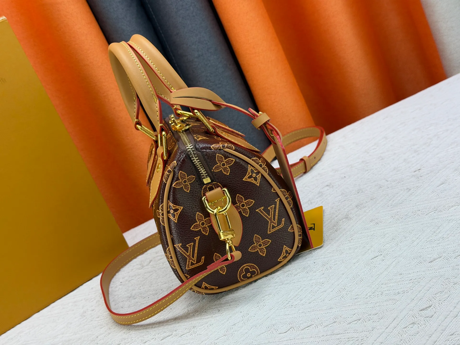 P240 M27951 M27530 Upgraded original version [Exclusive background shot] This Speedy Bandoulière 20 handbag condenses the brand's traditional Speedy travel bag design and is made of Monogram leather with fabric lining and cow leather trim. The wide, removable and adjustable fabric shoulder strap features Louis Vuitton's signature texture, and the rolled leather handles add to the carrying options. 20.5 x 13.5 x 12.0 cm (L x H x W) • Monogram coated canvas • Cow leather trim • Textile lining • Metal hardware • Padlock • Internal slip pocket • Shoulder strap: removable, adjustable • Strap half length: 39.0 cm • Strap half length adjustable to: 58.0 cm • Handle: Double handle