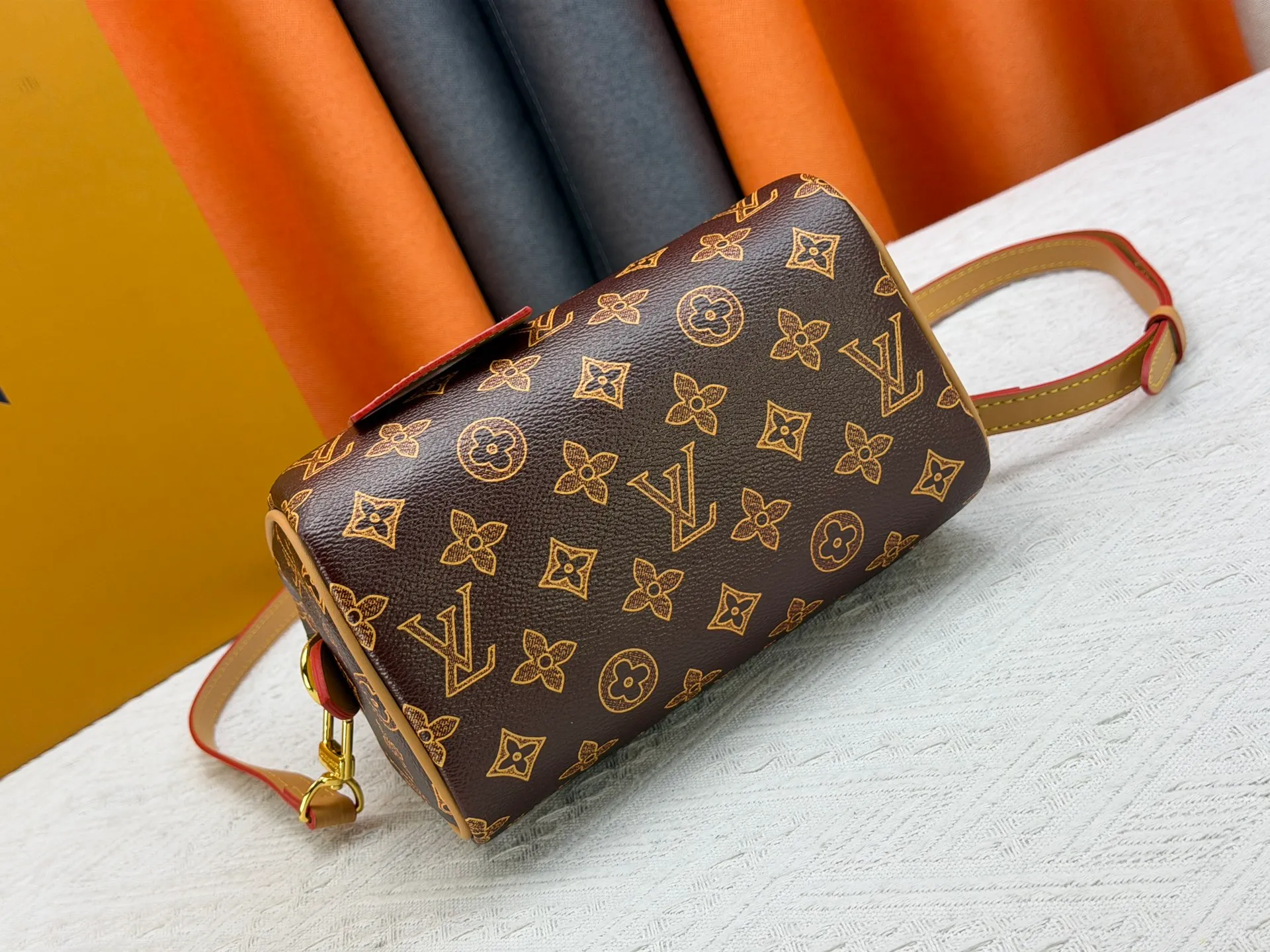 P240 M27951 M27530 Upgraded original version [Exclusive background shot] This Speedy Bandoulière 20 handbag condenses the brand's traditional Speedy travel bag design and is made of Monogram leather with fabric lining and cow leather trim. The wide, removable and adjustable fabric shoulder strap features Louis Vuitton's signature texture, and the rolled leather handles add to the carrying options. 20.5 x 13.5 x 12.0 cm (L x H x W) • Monogram coated canvas • Cow leather trim • Textile lining • Metal hardware • Padlock • Internal slip pocket • Shoulder strap: removable, adjustable • Strap half length: 39.0 cm • Strap half length adjustable to: 58.0 cm • Handle: Double handle