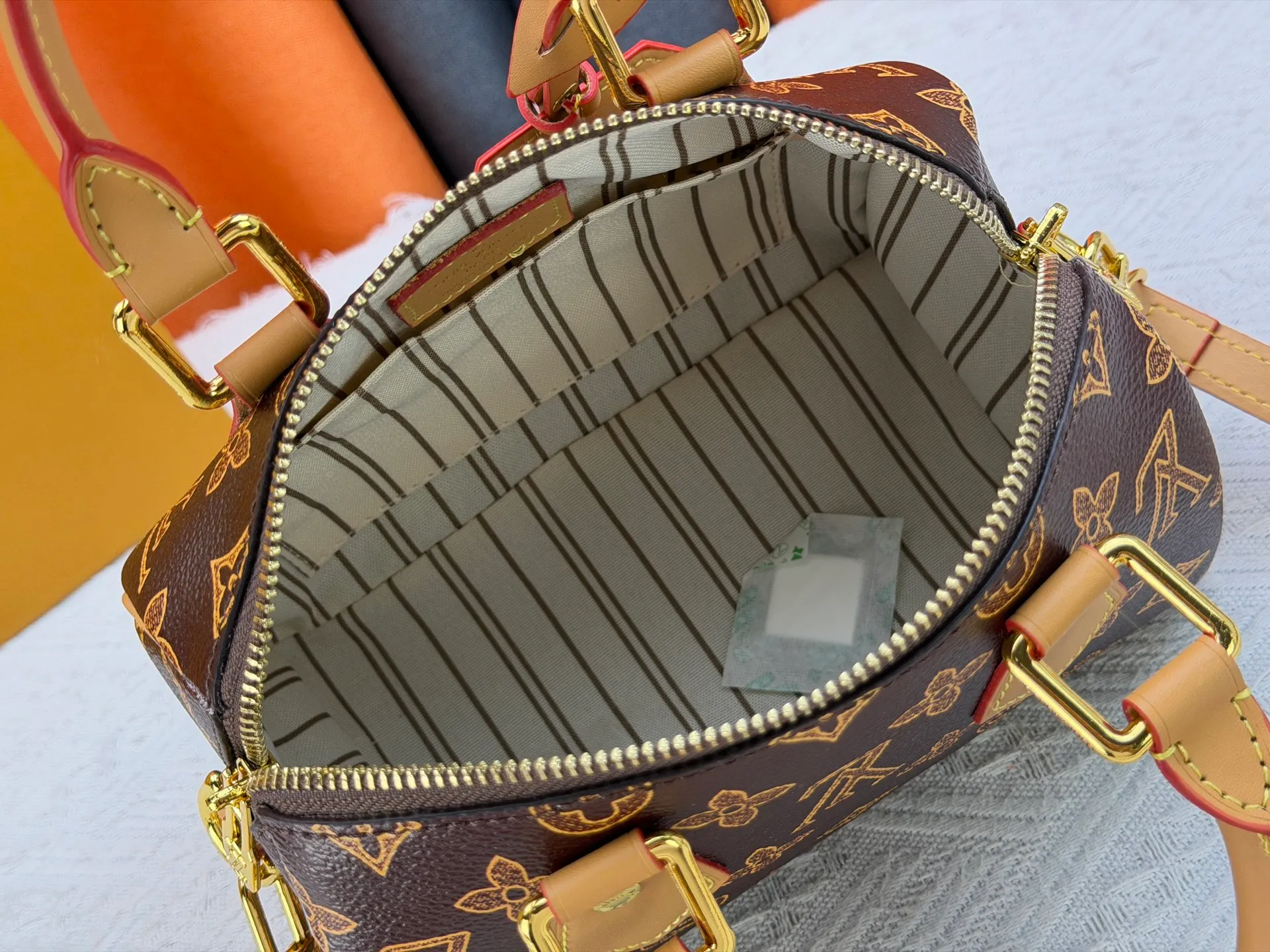 P240 M27951 M27530 Upgraded original version [Exclusive background shot] This Speedy Bandoulière 20 handbag condenses the brand's traditional Speedy travel bag design and is made of Monogram leather with fabric lining and cow leather trim. The wide, removable and adjustable fabric shoulder strap features Louis Vuitton's signature texture, and the rolled leather handles add to the carrying options. 20.5 x 13.5 x 12.0 cm (L x H x W) • Monogram coated canvas • Cow leather trim • Textile lining • Metal hardware • Padlock • Internal slip pocket • Shoulder strap: removable, adjustable • Strap half length: 39.0 cm • Strap half length adjustable to: 58.0 cm • Handle: Double handle
