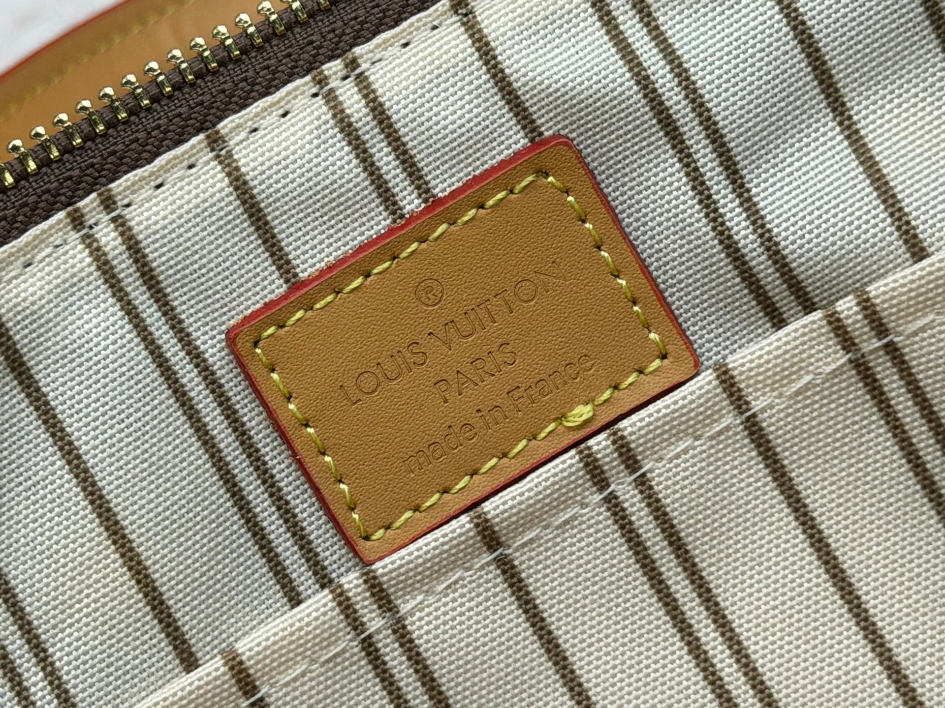 P240 M27951 M27530 Upgraded original version [Exclusive background shot] This Speedy Bandoulière 20 handbag condenses the brand's traditional Speedy travel bag design and is made of Monogram leather with fabric lining and cow leather trim. The wide, removable and adjustable fabric shoulder strap features Louis Vuitton's signature texture, and the rolled leather handles add to the carrying options. 20.5 x 13.5 x 12.0 cm (L x H x W) • Monogram coated canvas • Cow leather trim • Textile lining • Metal hardware • Padlock • Internal slip pocket • Shoulder strap: removable, adjustable • Strap half length: 39.0 cm • Strap half length adjustable to: 58.0 cm • Handle: Double handle