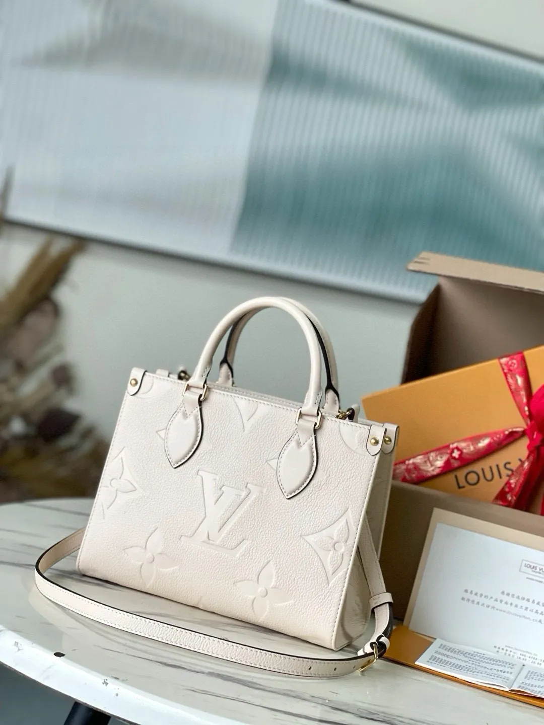 💰1040 (top layer leather) transcoding chip top layer leather) top original order M46569 [ONTHEGO small handbag] Onthego small Tote bag draws inspiration from the 1968 classic Sac Plat handbag, using Monogram Empreinte leather embossed with Giant Bicolor Monogram pattern to create a miniature version, which can store daily needs such as iPad Mini. Flexible handles and detachable shoulder strap enrich carrying options. Dimensions: 25 x 19 x 11.5 cm