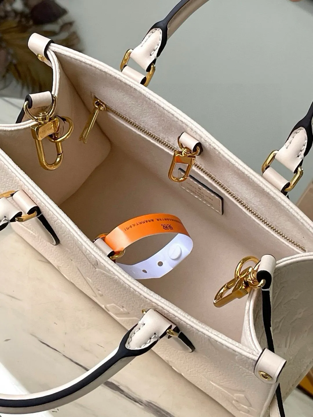 💰1040 (top layer leather) transcoding chip top layer leather) top original order M46569 [ONTHEGO small handbag] Onthego small Tote bag draws inspiration from the 1968 classic Sac Plat handbag, using Monogram Empreinte leather embossed with Giant Bicolor Monogram pattern to create a miniature version, which can store daily needs such as iPad Mini. Flexible handles and detachable shoulder strap enrich carrying options. Dimensions: 25 x 19 x 11.5 cm