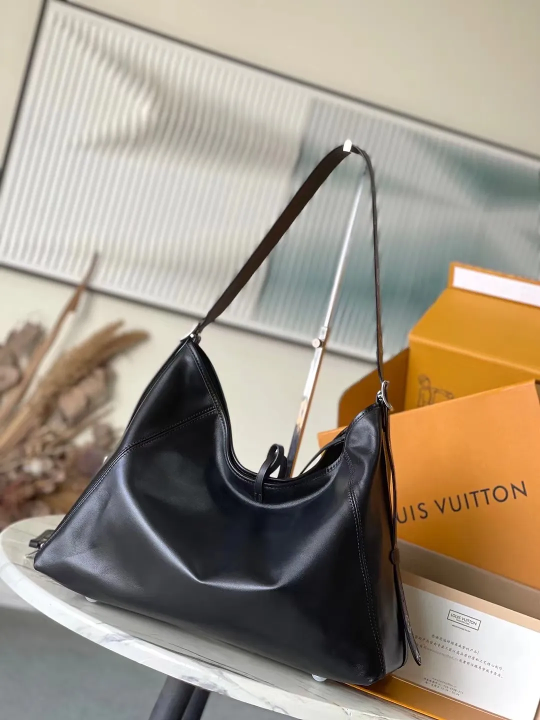 💰1200 (top-grain leather) Top-quality original M13105 This CarryAllVibe handbag is made of soft sheep leather. It has a close-fitting structure with cow leather trim and a detachable inner bag, which can easily store daily needs such as smartphones. The colorful Monogram pattern illuminates the detachable shoulder strap and iconic nameplate, expressing the smart style of the Louis Vuitton × Murakami reissue series. Dimensions: 39 × 30 × 15 cm