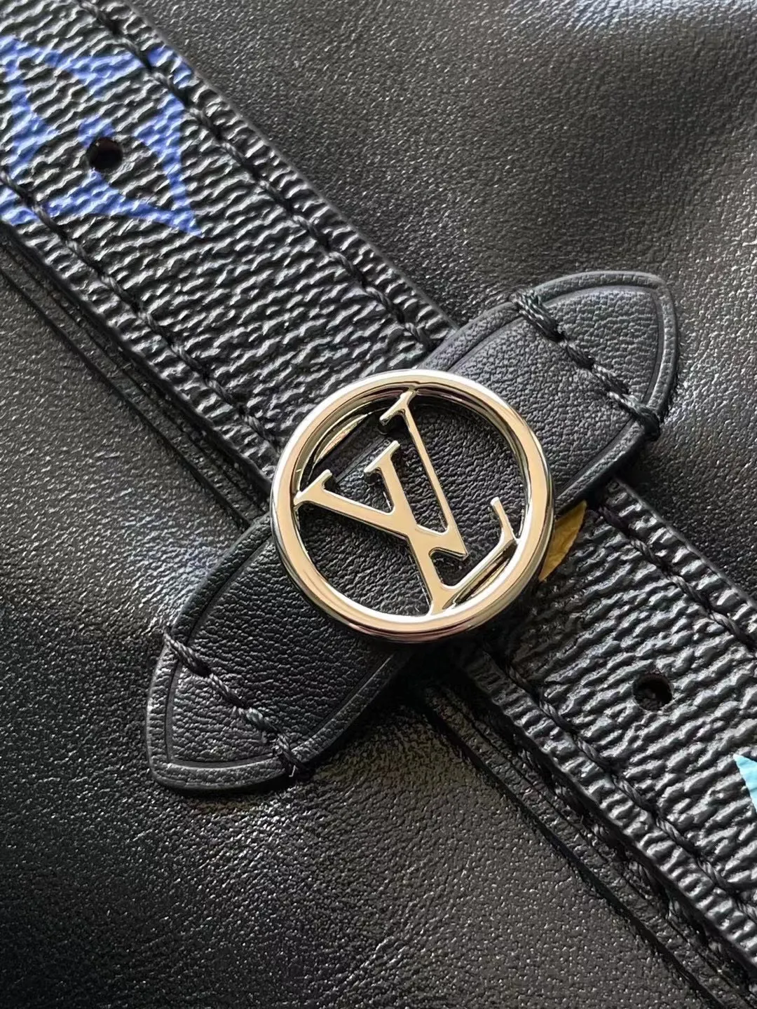 💰1200 (top-grain leather) Top-quality original M13105 This CarryAllVibe handbag is made of soft sheep leather. It has a close-fitting structure with cow leather trim and a detachable inner bag, which can easily store daily needs such as smartphones. The colorful Monogram pattern illuminates the detachable shoulder strap and iconic nameplate, expressing the smart style of the Louis Vuitton × Murakami reissue series. Dimensions: 39 × 30 × 15 cm