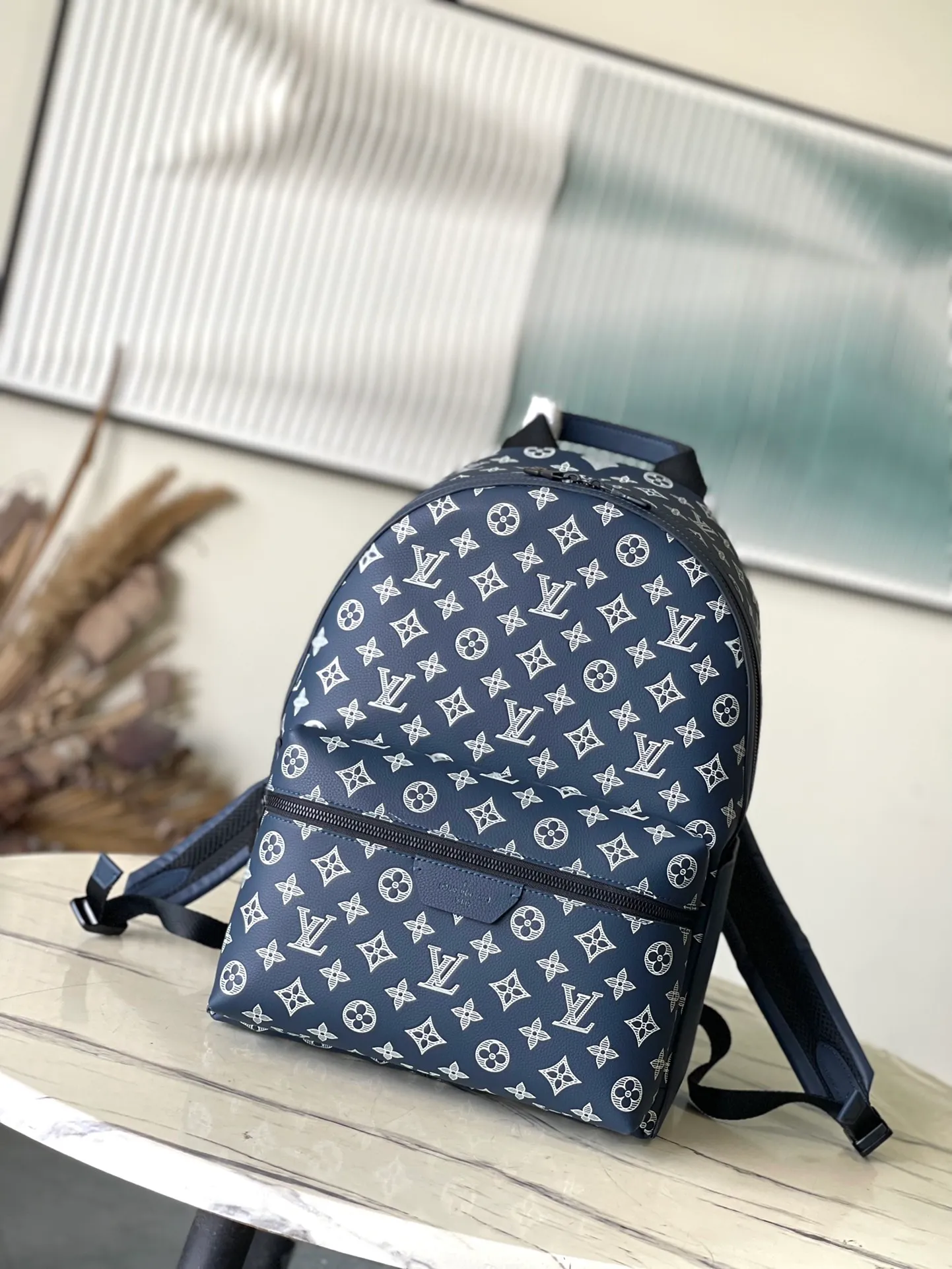 💰1180 (top-grain leather) top-quality original order M24760 This Discovery backpack is made of Monogram Shadow leather, and is embossed and printed to depict the LV letters and Monogram flowers. Roomy front pockets, open side pockets and interior patch pockets make it perfect for everyday travel. Dimensions: 29 × 38 × 20 cm