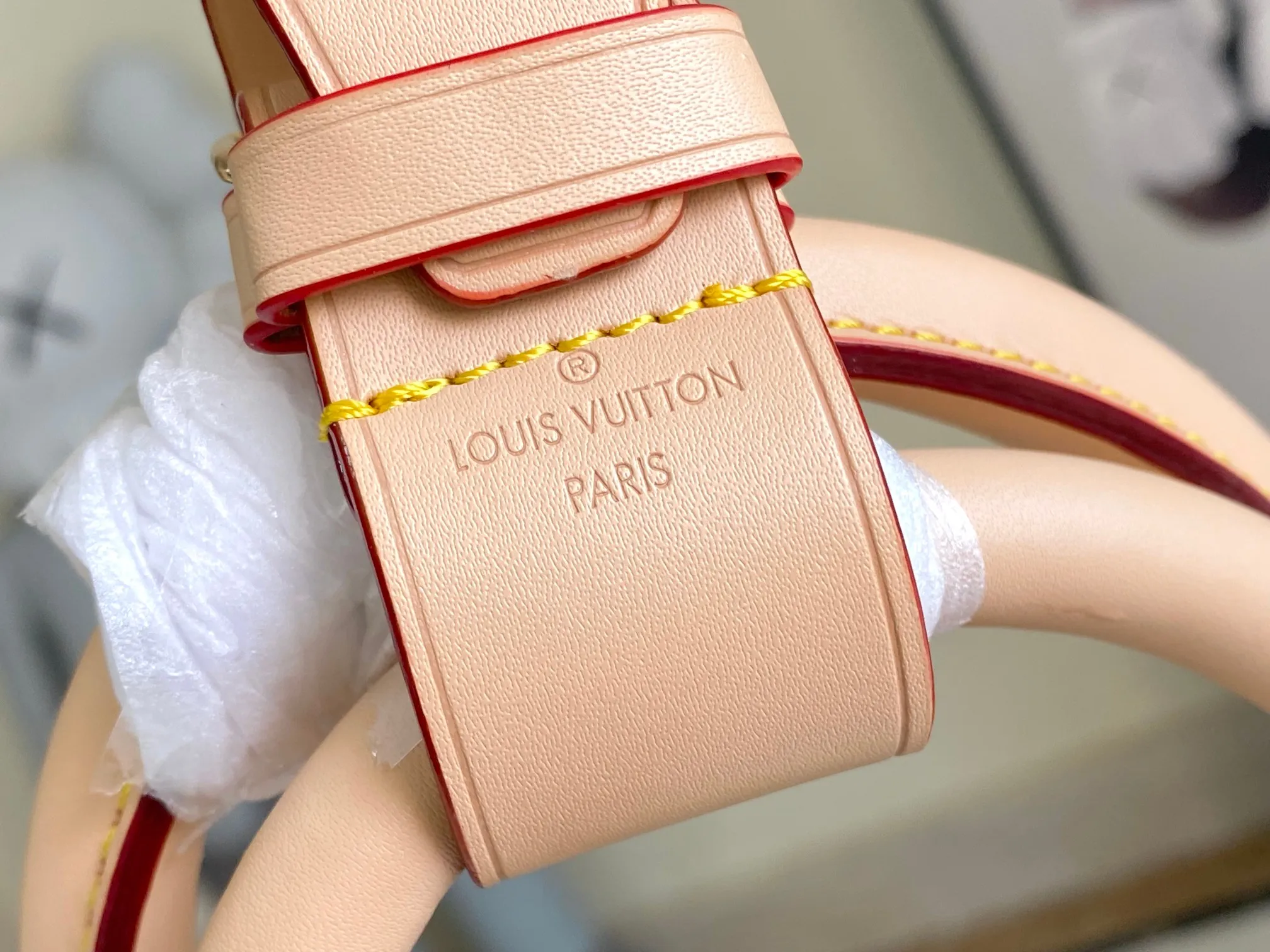 💰1740 Top original single M13742 cloth shoulder strap KEEPALL BANDOULIÈRE 45 travel bag 2021-22 autumn and winter show reveal the new charm of the Everyday LV capsule series Keepall Bandouliere 45 travel bag. Vintage Monogram coated canvas depicts the Monogram pattern with subtle irregular lines, evoking the traditional stamping process. The new louis vuitton! logo is inspired by the chain’s signature elements. size: 45 x 27 x 20