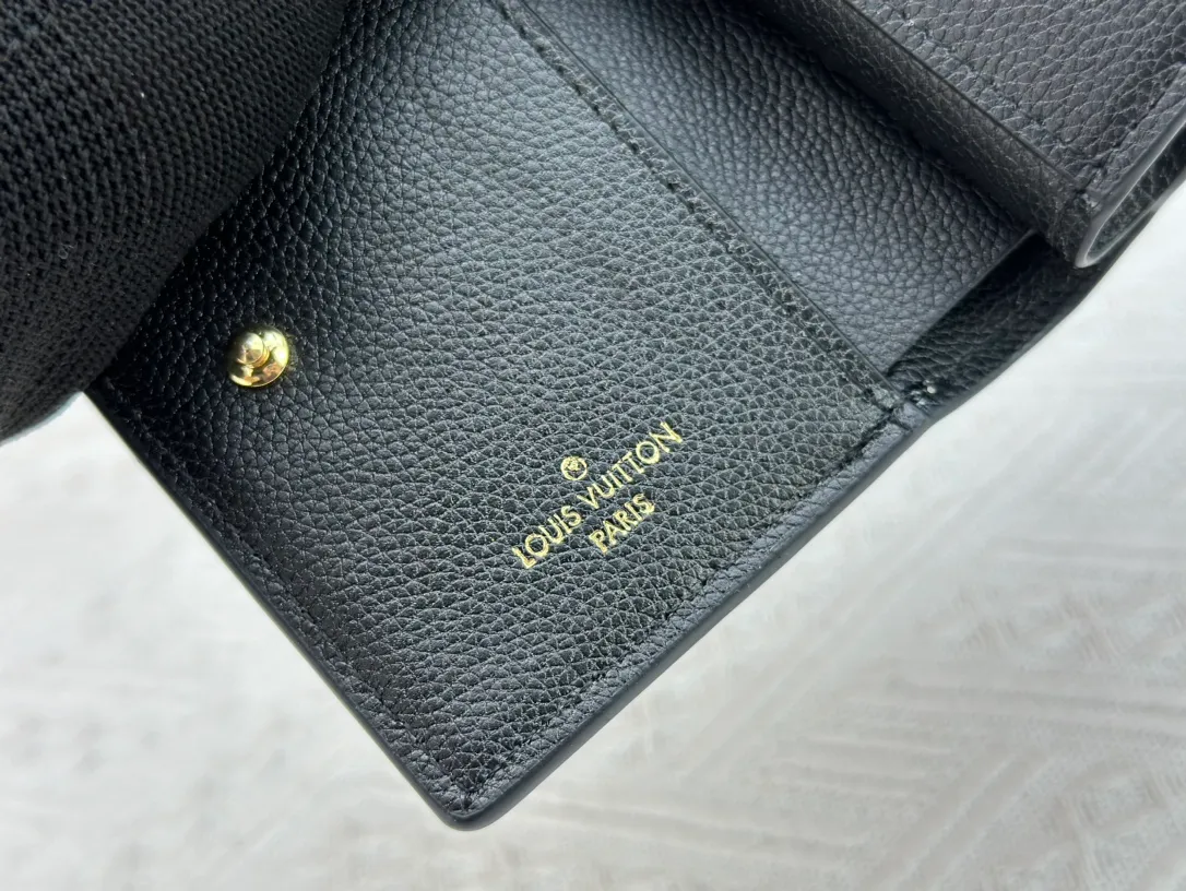P170LV top replica M80152 This Cléa wallet is made of Monogram Empreinte soft grained cowhide, embellished with Louis Vuitton's iconic Monogram embossed pattern. It has a stylish design, is exquisite and compact but has a spacious capacity. It is equipped with an external patch pocket, zipper coin pocket, banknote compartment and six credit card slots. Dimensions: 12 x 9 x 3.5 cm (length x height x width