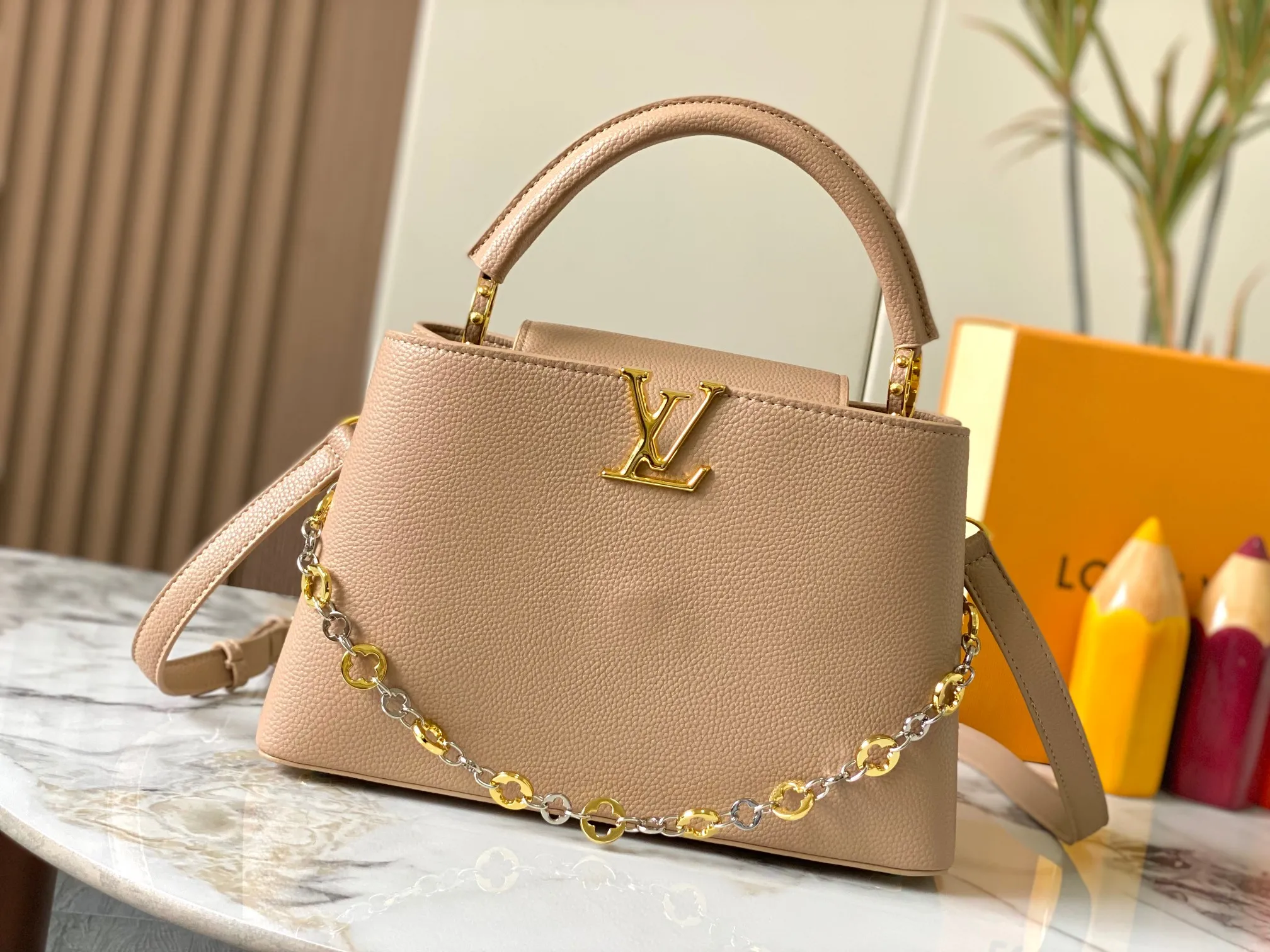 Top original P480 Guangzhou goods 🇫🇷M12938 This Capucines medium handbag is from the ChainOnYou series, using Taurillon cow leather to focus on the brand's ingenuity and sophisticated craftsmanship. The jewelry-style double-plated chain is embellished with Monogram flowers, and the rounded LV letters and metal parts add elegant touches. Whether worn cross-body, hand-carried or shoulder-carried, it can display elegant style. Size:31.5×20×11cm