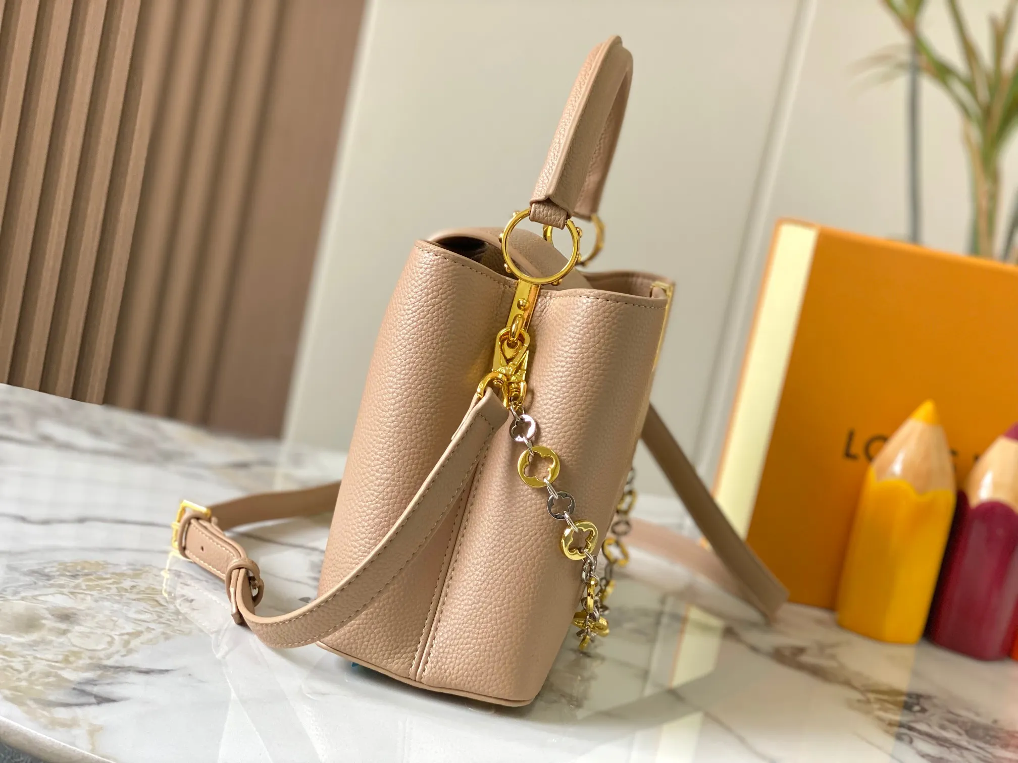Top original P480 Guangzhou goods 🇫🇷M12938 This Capucines medium handbag is from the ChainOnYou series, using Taurillon cow leather to focus on the brand's ingenuity and sophisticated craftsmanship. The jewelry-style double-plated chain is embellished with Monogram flowers, and the rounded LV letters and metal parts add elegant touches. Whether worn cross-body, hand-carried or shoulder-carried, it can display elegant style. Size:31.5×20×11cm