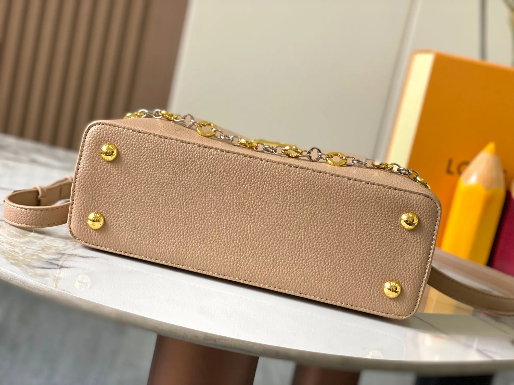 Top original P480 Guangzhou goods 🇫🇷M12938 This Capucines medium handbag is from the ChainOnYou series, using Taurillon cow leather to focus on the brand's ingenuity and sophisticated craftsmanship. The jewelry-style double-plated chain is embellished with Monogram flowers, and the rounded LV letters and metal parts add elegant touches. Whether worn cross-body, hand-carried or shoulder-carried, it can display elegant style. Size:31.5×20×11cm