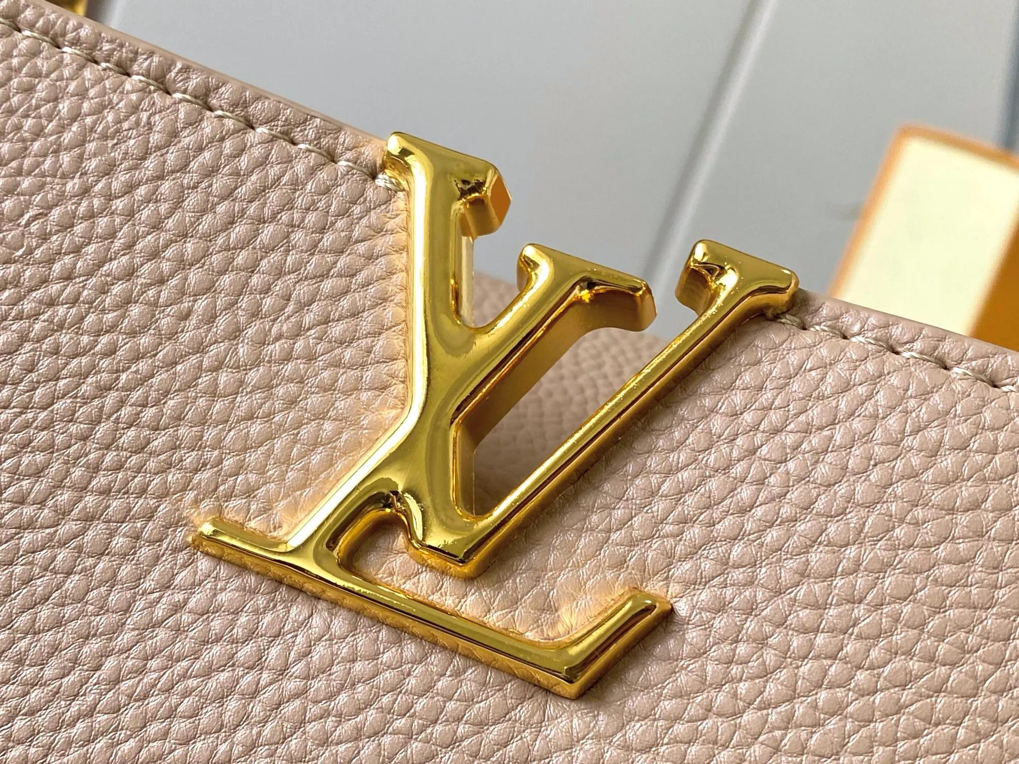 Top original P480 Guangzhou goods 🇫🇷M12938 This Capucines medium handbag is from the ChainOnYou series, using Taurillon cow leather to focus on the brand's ingenuity and sophisticated craftsmanship. The jewelry-style double-plated chain is embellished with Monogram flowers, and the rounded LV letters and metal parts add elegant touches. Whether worn cross-body, hand-carried or shoulder-carried, it can display elegant style. Size:31.5×20×11cm
