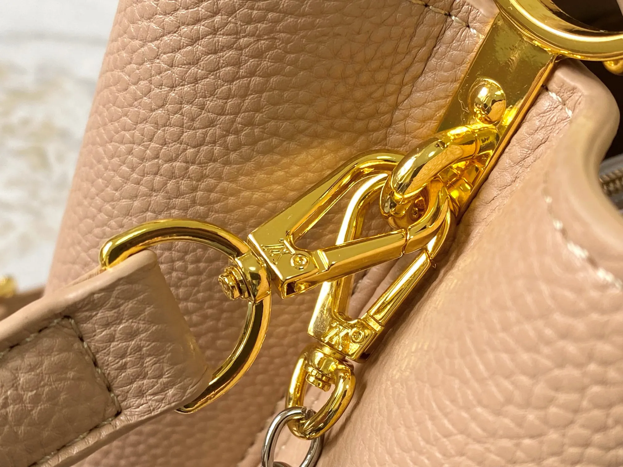 Top original P480 Guangzhou goods 🇫🇷M12938 This Capucines medium handbag is from the ChainOnYou series, using Taurillon cow leather to focus on the brand's ingenuity and sophisticated craftsmanship. The jewelry-style double-plated chain is embellished with Monogram flowers, and the rounded LV letters and metal parts add elegant touches. Whether worn cross-body, hand-carried or shoulder-carried, it can display elegant style. Size:31.5×20×11cm