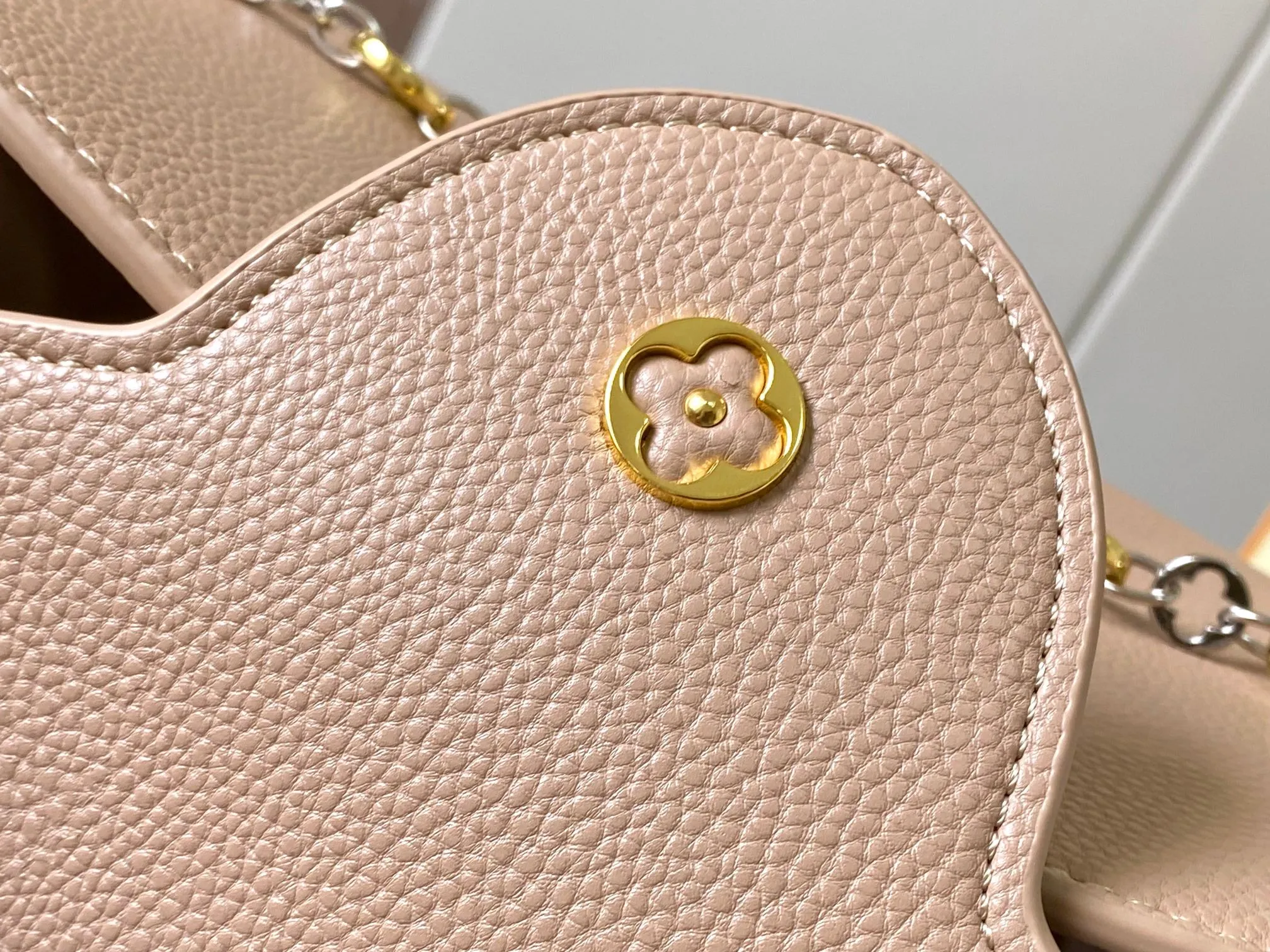 Top original P480 Guangzhou goods 🇫🇷M12938 This Capucines medium handbag is from the ChainOnYou series, using Taurillon cow leather to focus on the brand's ingenuity and sophisticated craftsmanship. The jewelry-style double-plated chain is embellished with Monogram flowers, and the rounded LV letters and metal parts add elegant touches. Whether worn cross-body, hand-carried or shoulder-carried, it can display elegant style. Size:31.5×20×11cm