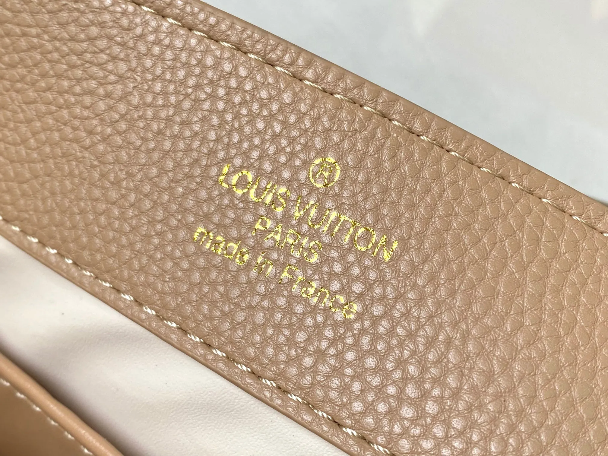 Top original P480 Guangzhou goods 🇫🇷M12938 This Capucines medium handbag is from the ChainOnYou series, using Taurillon cow leather to focus on the brand's ingenuity and sophisticated craftsmanship. The jewelry-style double-plated chain is embellished with Monogram flowers, and the rounded LV letters and metal parts add elegant touches. Whether worn cross-body, hand-carried or shoulder-carried, it can display elegant style. Size:31.5×20×11cm