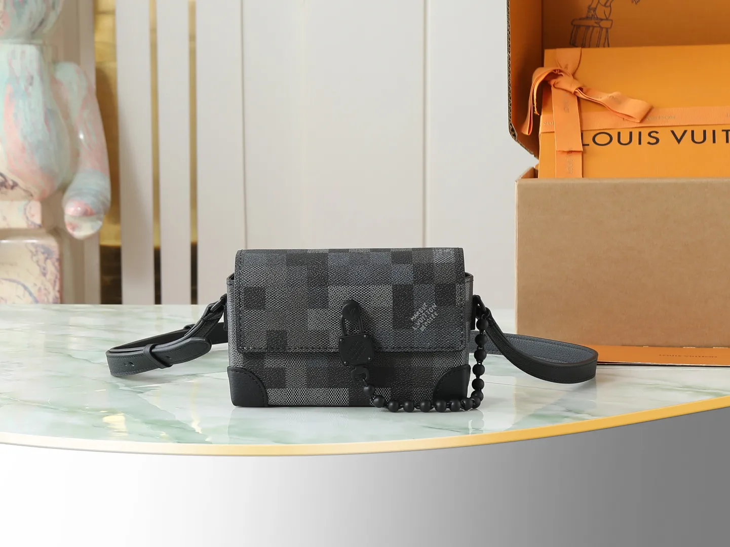 💰980 Top original order Exclusive real shot】M14923 This Steamer mini handbag uses Damoflage Black coated canvas to present Pharrell Williams' elegant and elegant design. Pixelated Damier Graphite pattern creates a modern look. The square lock buckle connects to the delicate bead chain, and the adjustable shoulder strap allows for shoulder or cross-body wear. Dimensions: 18x11x6.5 cm (length x height x width)
