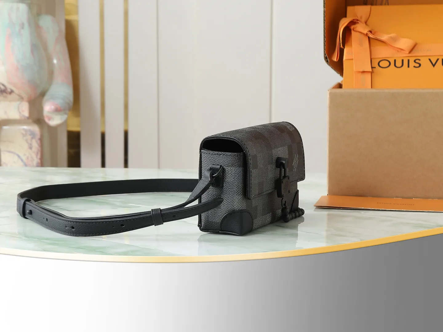 💰980 Top original order Exclusive real shot】M14923 This Steamer mini handbag uses Damoflage Black coated canvas to present Pharrell Williams' elegant and elegant design. Pixelated Damier Graphite pattern creates a modern look. The square lock buckle connects to the delicate bead chain, and the adjustable shoulder strap allows for shoulder or cross-body wear. Dimensions: 18x11x6.5 cm (length x height x width)