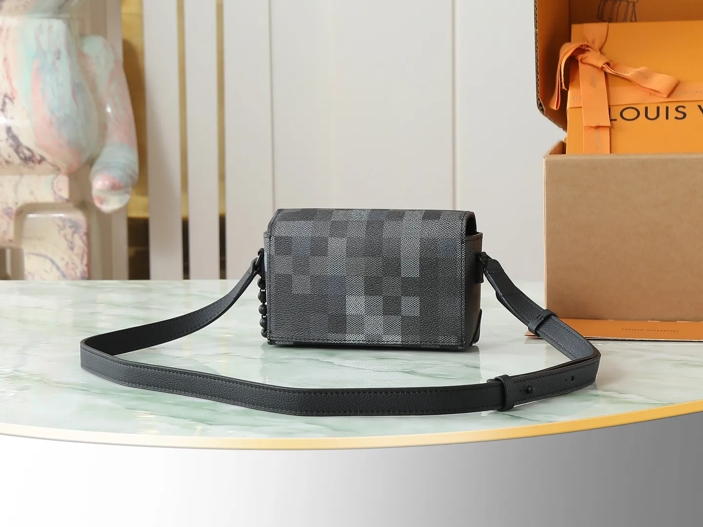💰980 Top original order Exclusive real shot】M14923 This Steamer mini handbag uses Damoflage Black coated canvas to present Pharrell Williams' elegant and elegant design. Pixelated Damier Graphite pattern creates a modern look. The square lock buckle connects to the delicate bead chain, and the adjustable shoulder strap allows for shoulder or cross-body wear. Dimensions: 18x11x6.5 cm (length x height x width)