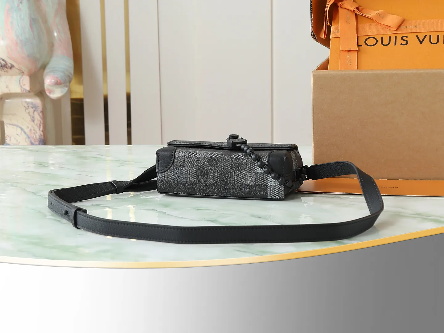 💰980 Top original order Exclusive real shot】M14923 This Steamer mini handbag uses Damoflage Black coated canvas to present Pharrell Williams' elegant and elegant design. Pixelated Damier Graphite pattern creates a modern look. The square lock buckle connects to the delicate bead chain, and the adjustable shoulder strap allows for shoulder or cross-body wear. Dimensions: 18x11x6.5 cm (length x height x width)
