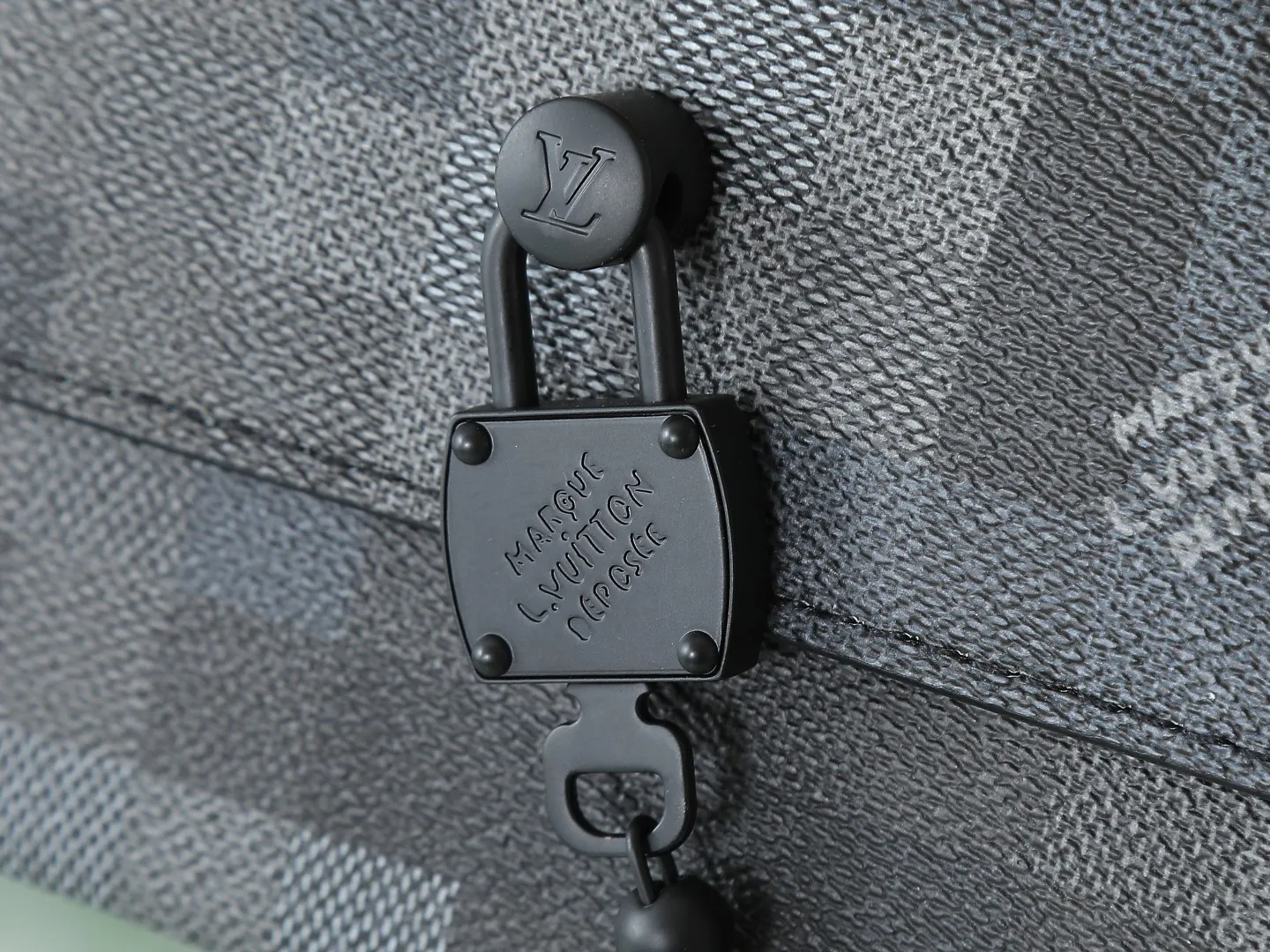 💰980 Top original order Exclusive real shot】M14923 This Steamer mini handbag uses Damoflage Black coated canvas to present Pharrell Williams' elegant and elegant design. Pixelated Damier Graphite pattern creates a modern look. The square lock buckle connects to the delicate bead chain, and the adjustable shoulder strap allows for shoulder or cross-body wear. Dimensions: 18x11x6.5 cm (length x height x width)