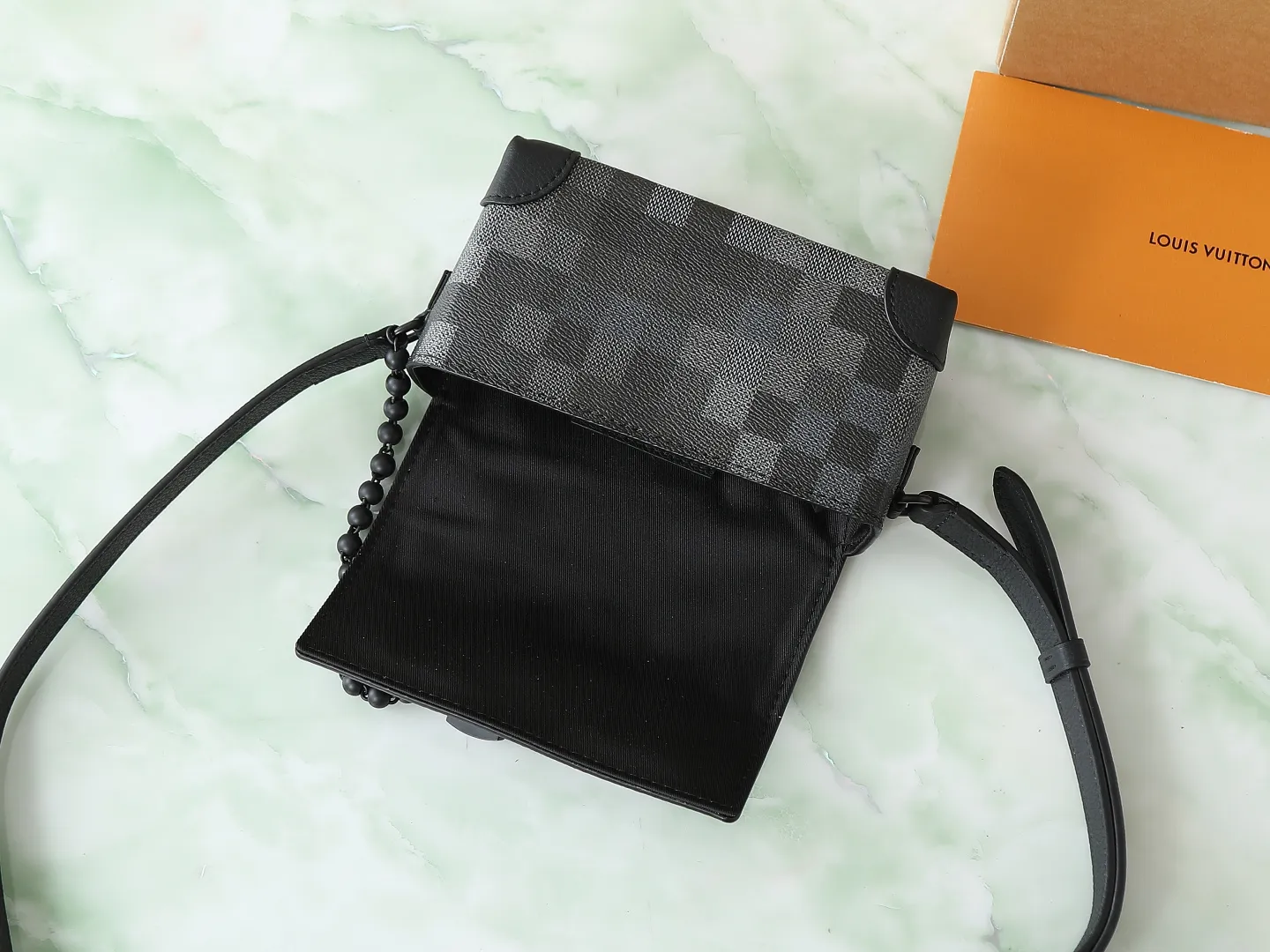 💰980 Top original order Exclusive real shot】M14923 This Steamer mini handbag uses Damoflage Black coated canvas to present Pharrell Williams' elegant and elegant design. Pixelated Damier Graphite pattern creates a modern look. The square lock buckle connects to the delicate bead chain, and the adjustable shoulder strap allows for shoulder or cross-body wear. Dimensions: 18x11x6.5 cm (length x height x width)