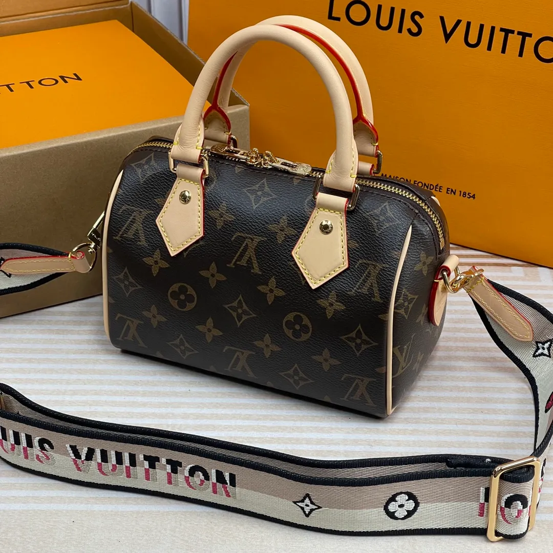 [Upgraded version] P660🐶Upgraded version. High quality. Semi-steel hardware. ❣️M45957🐶 Comes with complete packaging SPEEDY BANDOULIÈRE 20 handbag This Speedy Bandoulière 20 handbag is made of Monogram canvas, cow leather trim and fabric lining, continuing the Louis Vuitton Speedy in a compact size The classic design of the travel bag features rolled leather handles and a removable and adjustable fabric shoulder strap embellished with the brand's signature texture. Dimensions: 20 x 13 x 12 cm